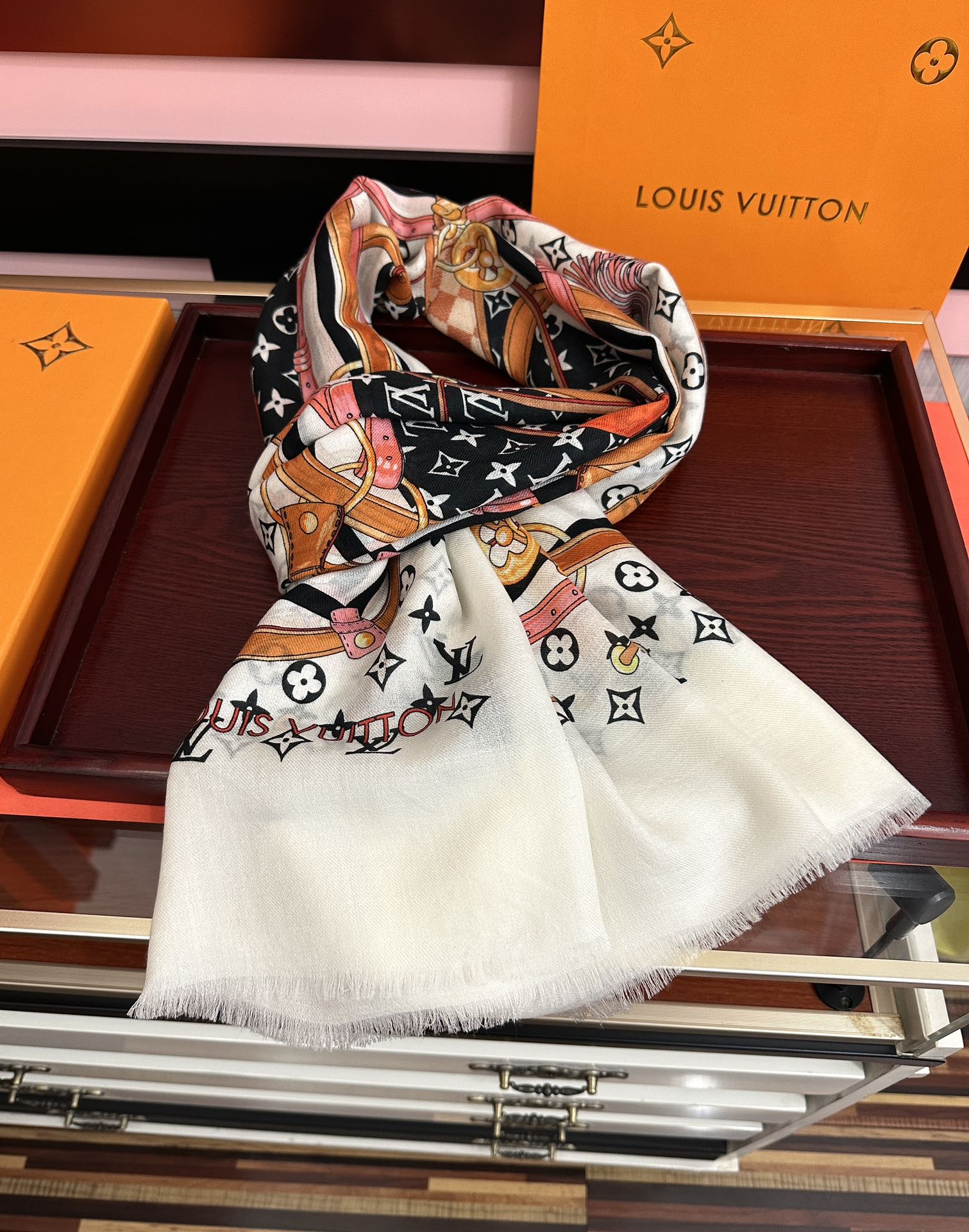 。新新 L v家 2025今年最流行的款式[得意]真心赞👍😘💍实物真心美 🎀披肩配以印花💓💃🏻无论设计喷