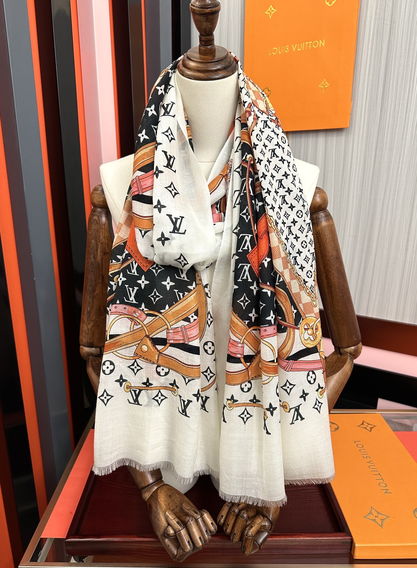 。新新 L v家 2025今年最流行的款式[得意]真心赞👍😘💍实物真心美 🎀披肩配以印花💓💃🏻无论设计喷