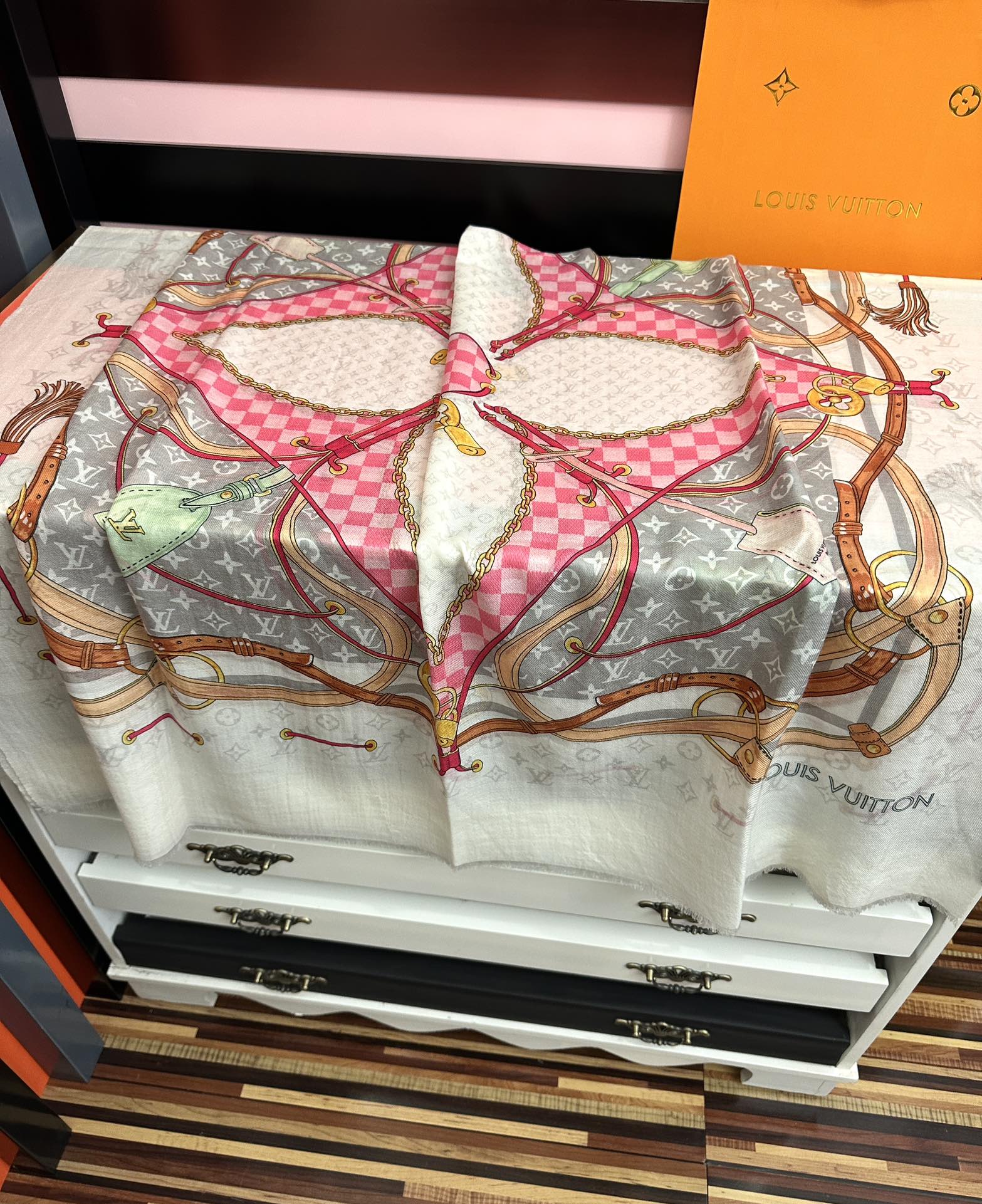 。新新 L v家 2025今年最流行的款式[得意]真心赞👍😘💍实物真心美 🎀披肩配以印花💓💃🏻无论设计喷