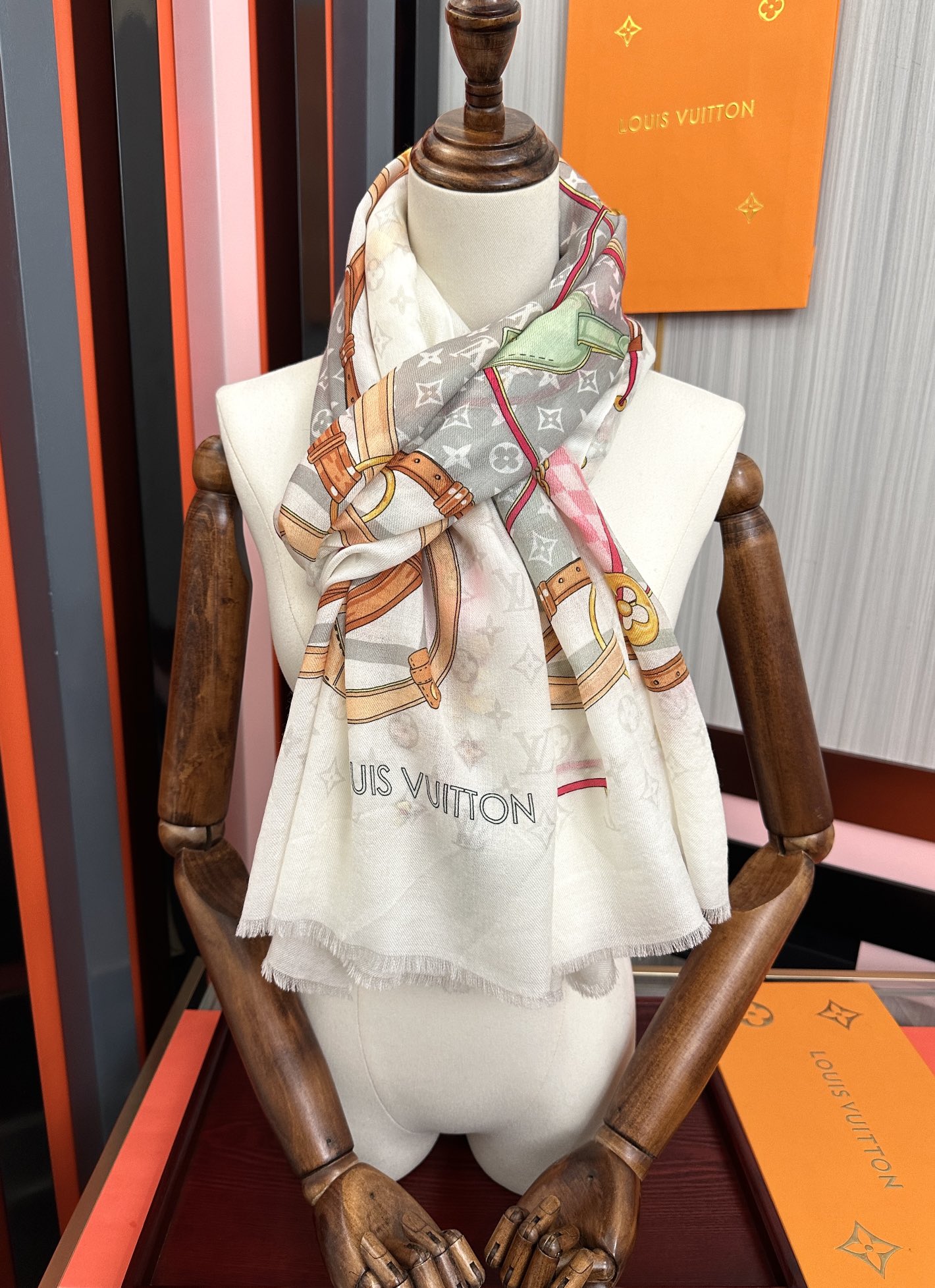 。新新 L v家 2025今年最流行的款式[得意]真心赞👍😘💍实物真心美 🎀披肩配以印花💓💃🏻无论设计喷