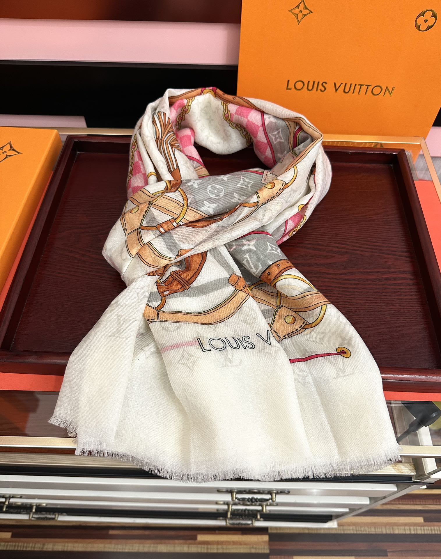 。新新 L v家 2025今年最流行的款式[得意]真心赞👍😘💍实物真心美 🎀披肩配以印花💓💃🏻无论设计喷