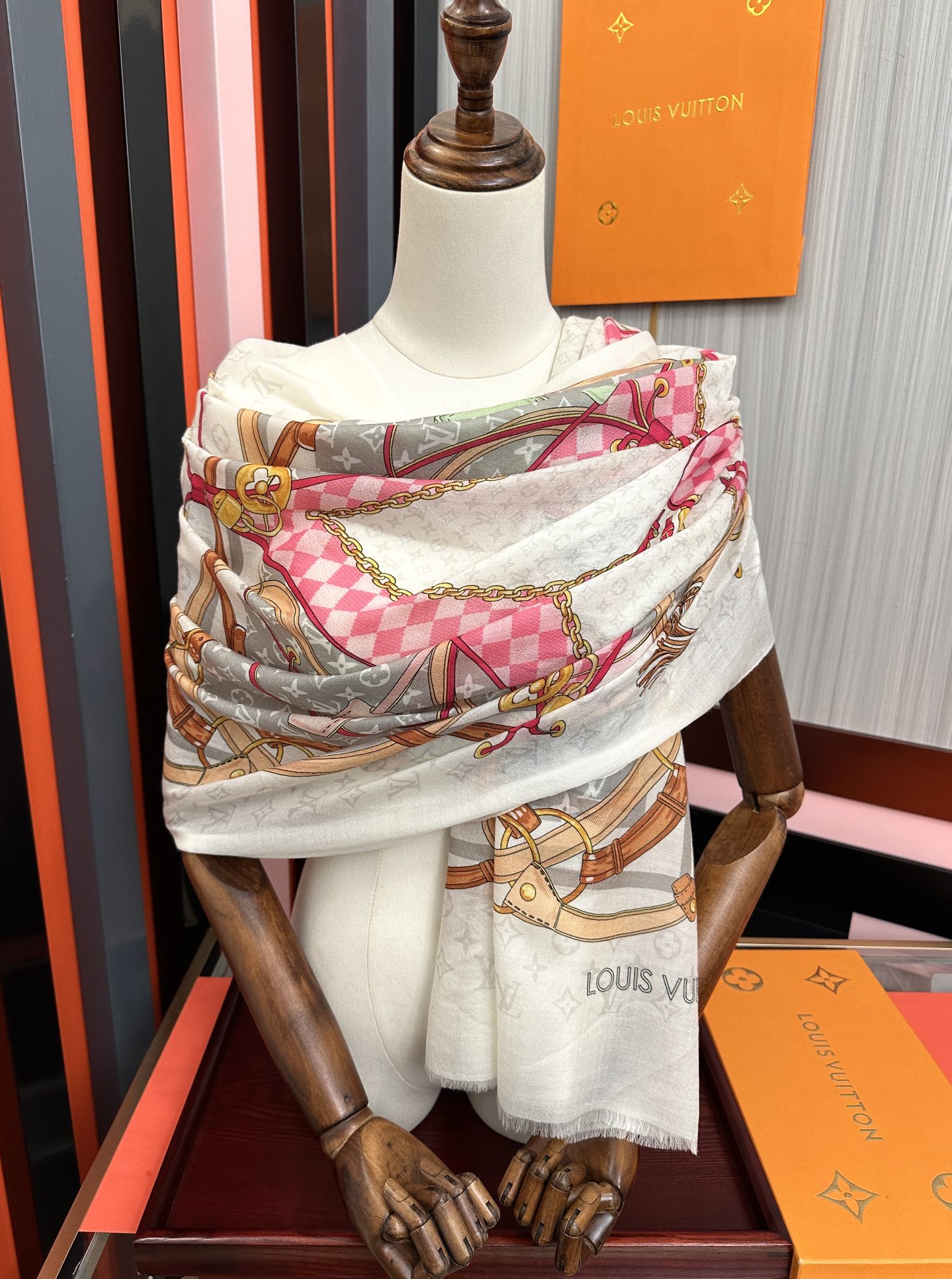 。新新 L v家 2025今年最流行的款式[得意]真心赞👍😘💍实物真心美 🎀披肩配以印花💓💃🏻无论设计喷