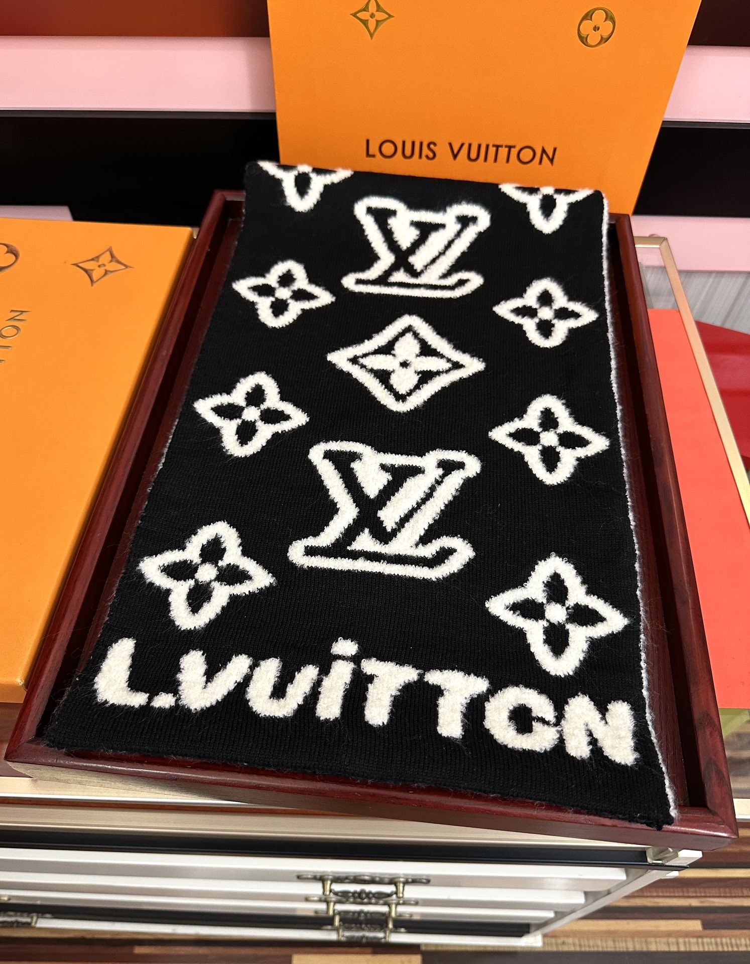 高版本。 Lv 太有型太有魅力了[庆祝]不得不佩服LV今年的设计师👍把LV经典棋盘格元素再一次盘活了[礼