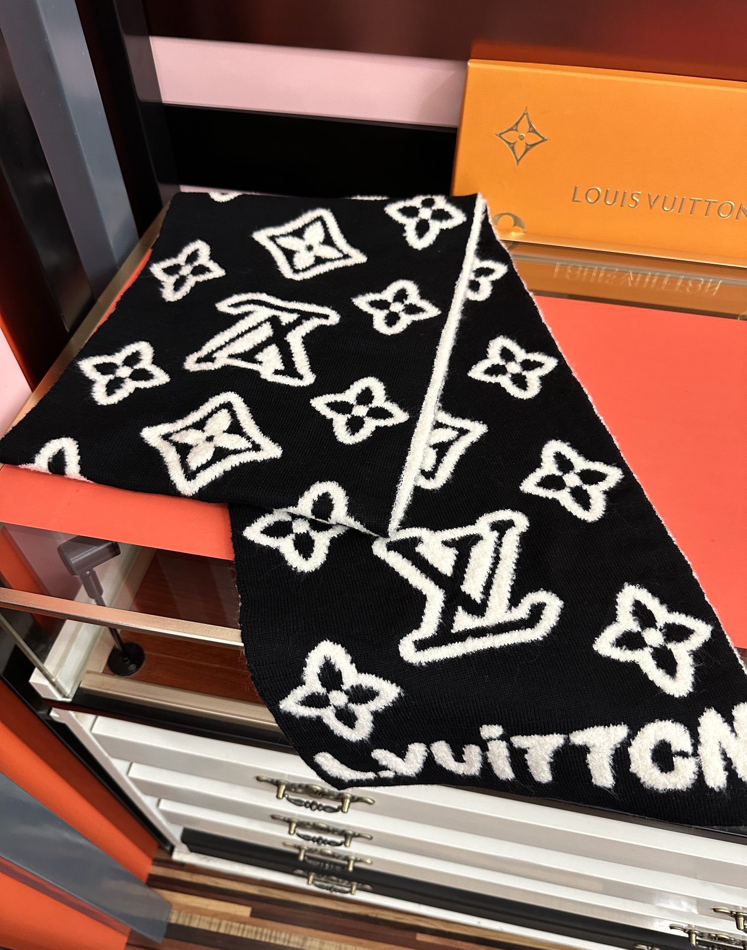 高版本。 Lv 太有型太有魅力了[庆祝]不得不佩服LV今年的设计师👍把LV经典棋盘格元素再一次盘活了[礼