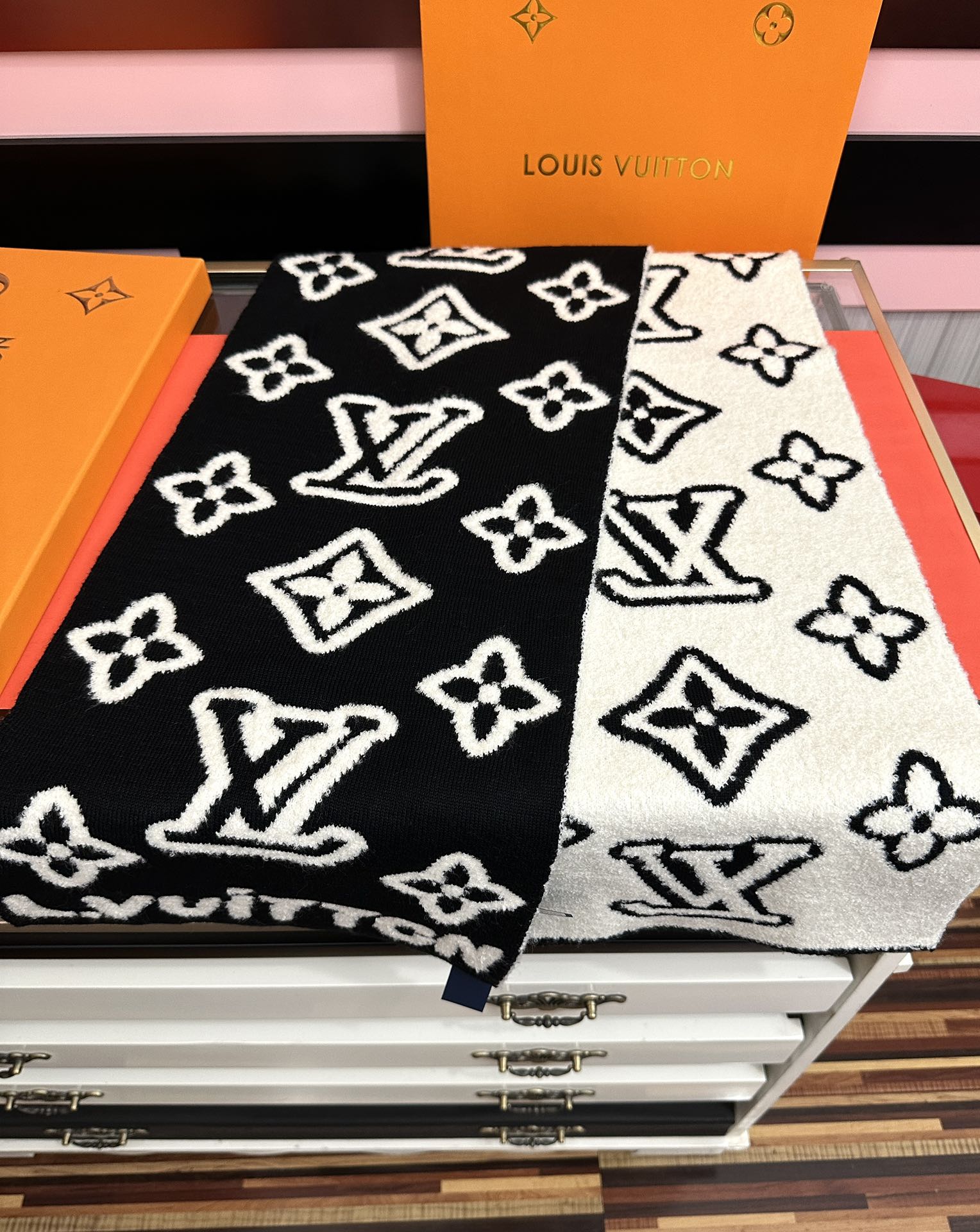 高版本。 Lv 太有型太有魅力了[庆祝]不得不佩服LV今年的设计师👍把LV经典棋盘格元素再一次盘活了[礼