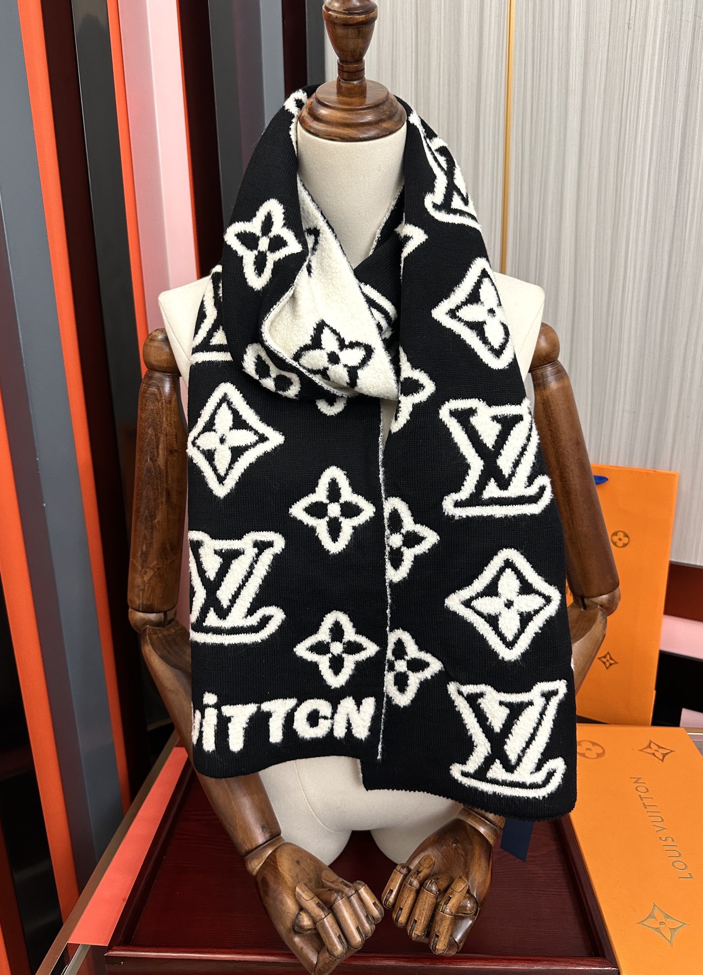 高版本。 Lv 太有型太有魅力了[庆祝]不得不佩服LV今年的设计师👍把LV经典棋盘格元素再一次盘活了[礼