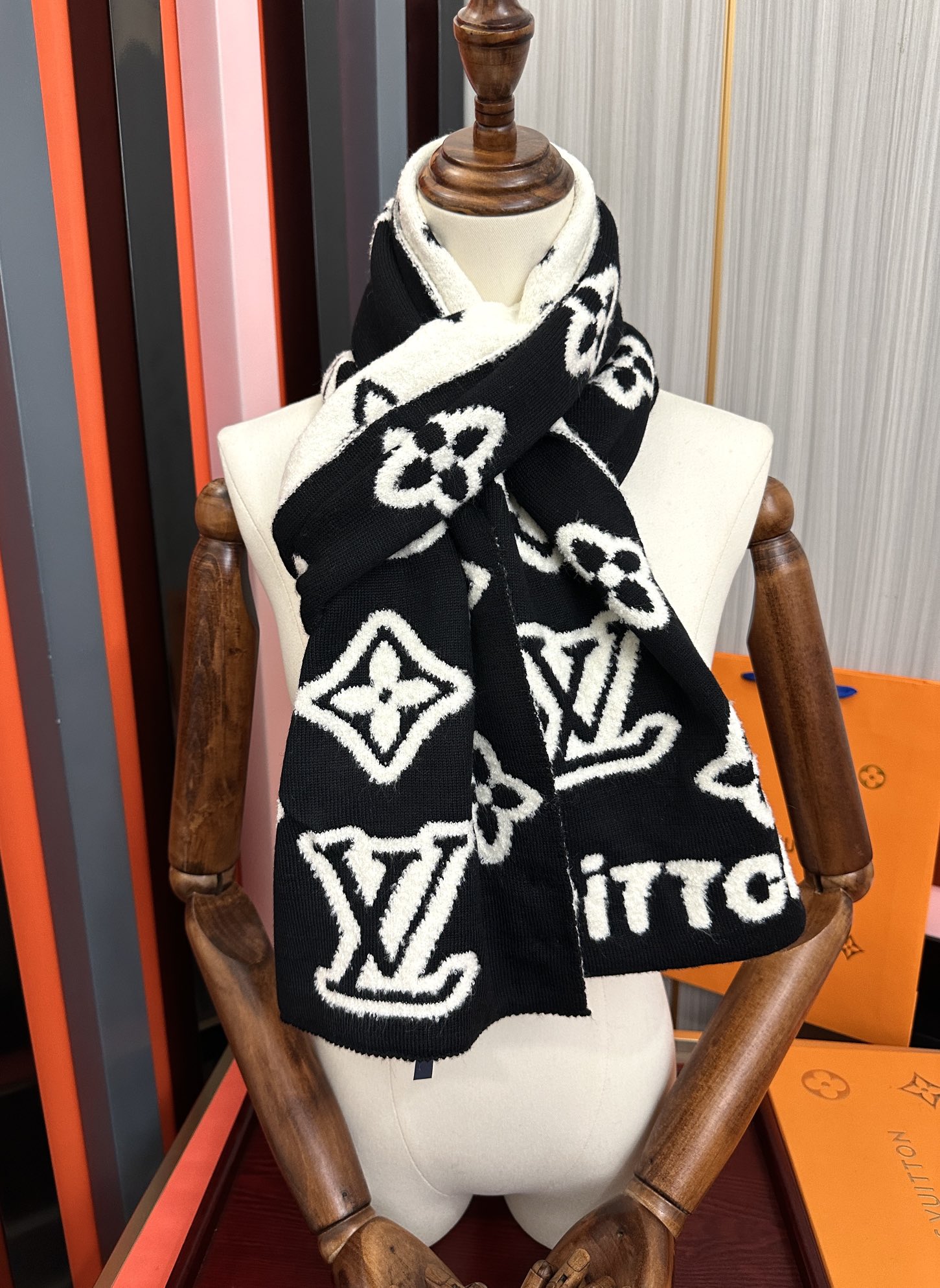 高版本。 Lv 太有型太有魅力了[庆祝]不得不佩服LV今年的设计师👍把LV经典棋盘格元素再一次盘活了[礼