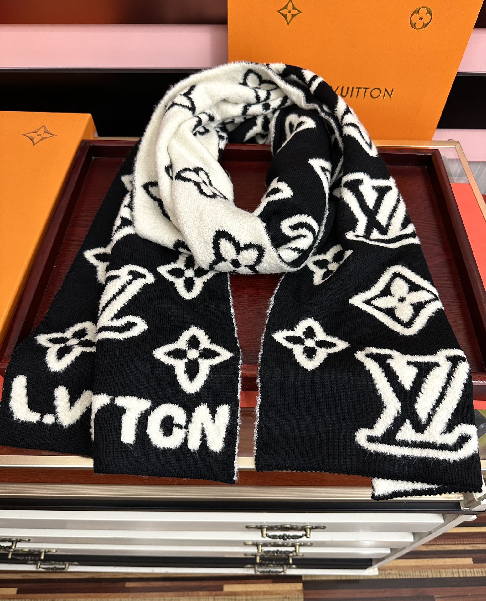 高版本。 Lv 太有型太有魅力了[庆祝]不得不佩服LV今年的设计师👍把LV经典棋盘格元素再一次盘活了[礼