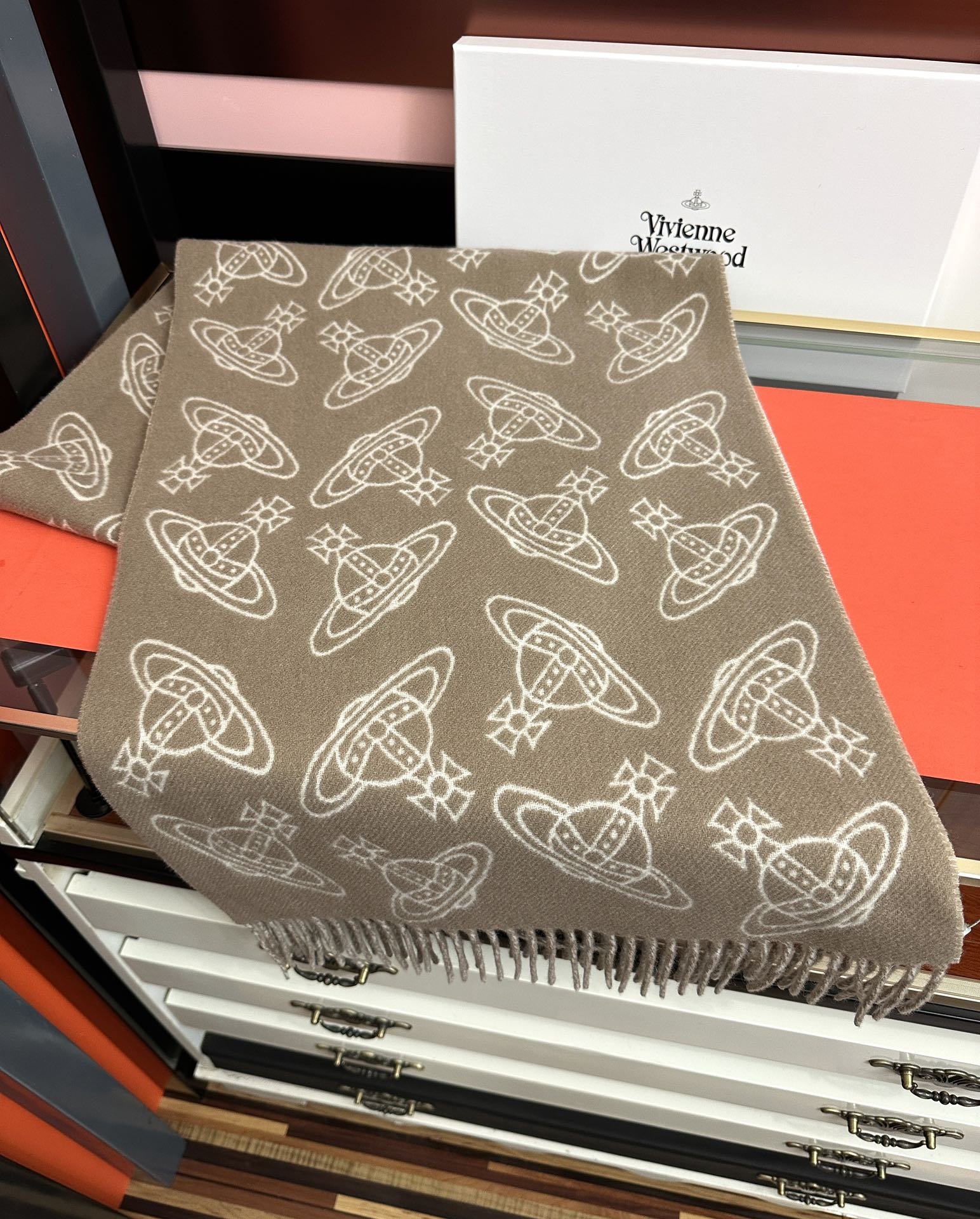 。新款“西太后Vivienne Westwood”最爱的土星从精神上[得意]才是最能代表英国人的时尚品牌