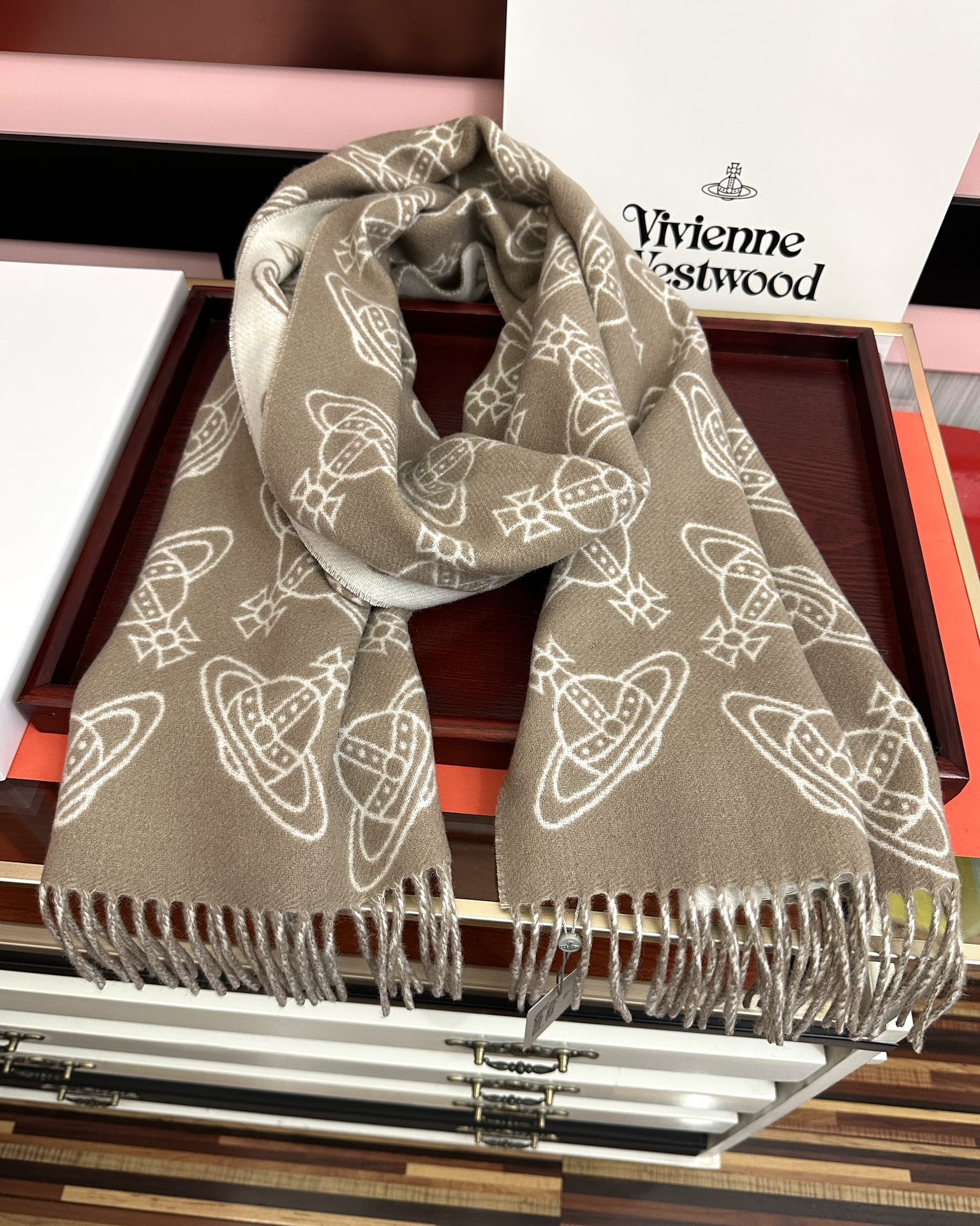 。新款“西太后Vivienne Westwood”最爱的土星从精神上[得意]才是最能代表英国人的时尚品牌