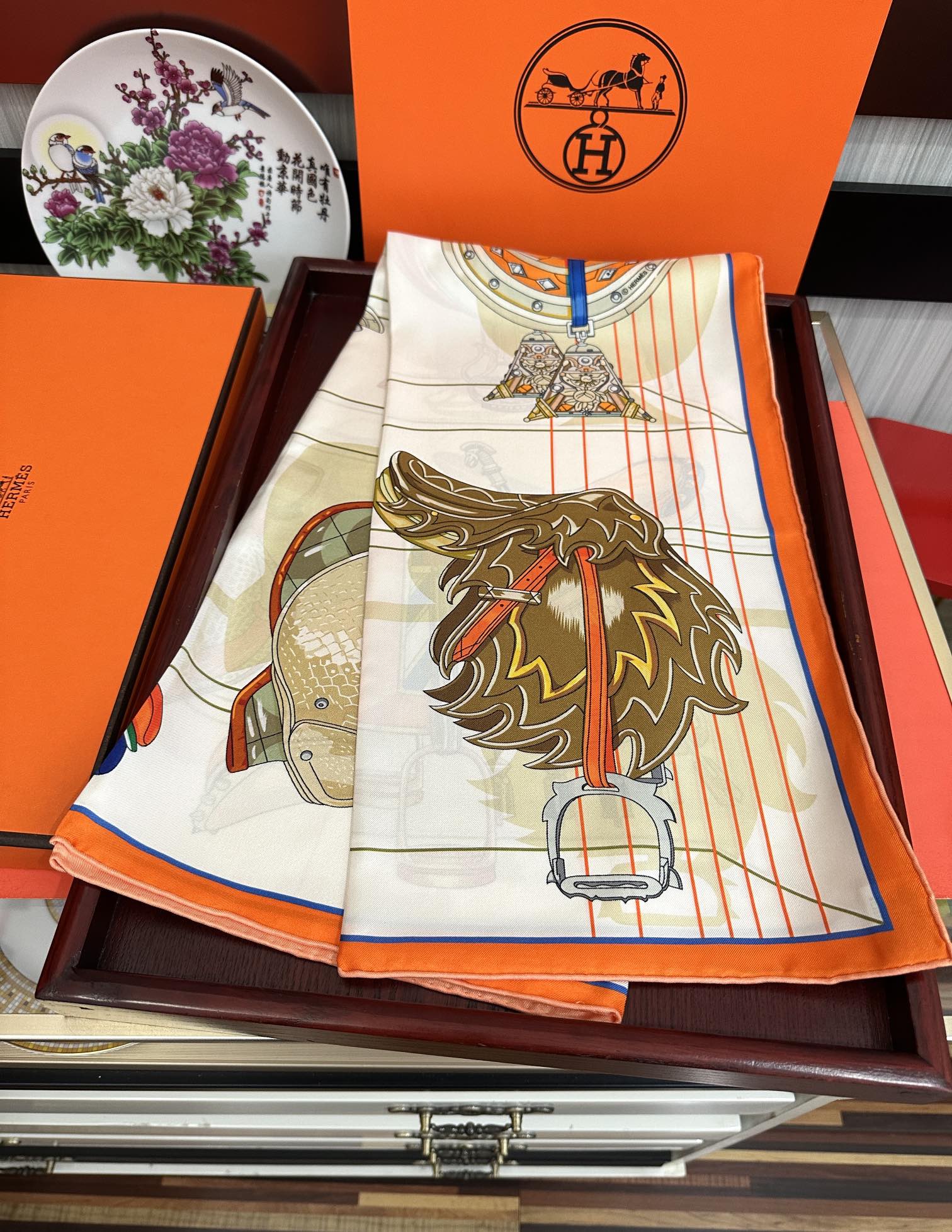 。2010HERMES 【鞍上世界】[太阳]精致卷边[嘴唇]太美了品质感很显好[得意]好搭到上瘾的丝巾[