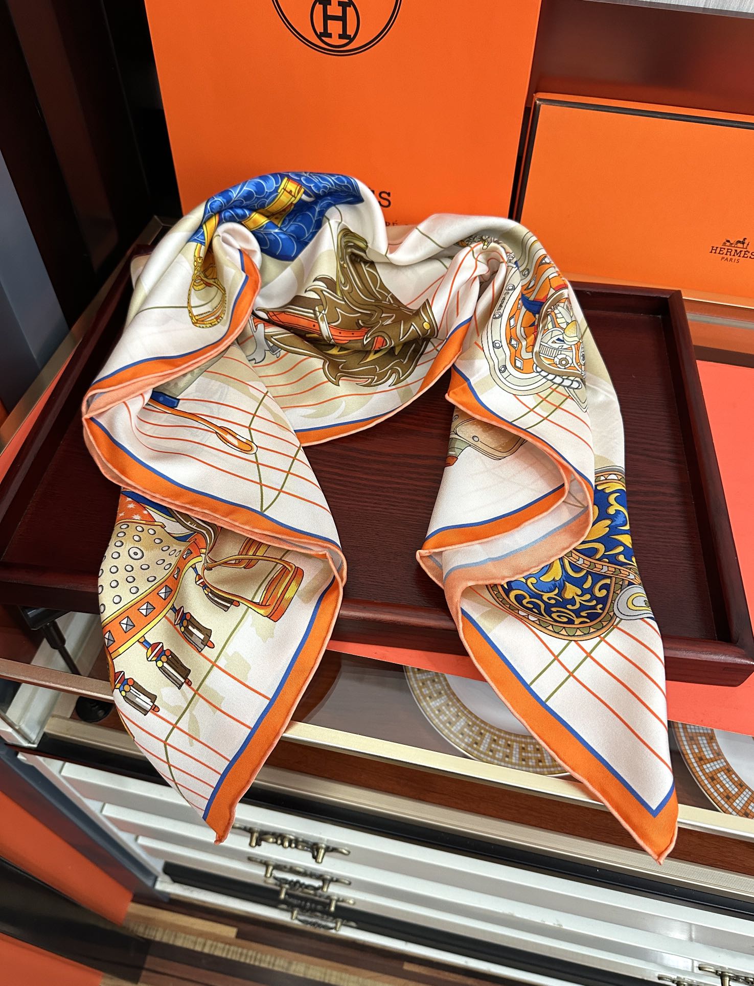 。2010HERMES 【鞍上世界】[太阳]精致卷边[嘴唇]太美了品质感很显好[得意]好搭到上瘾的丝巾[