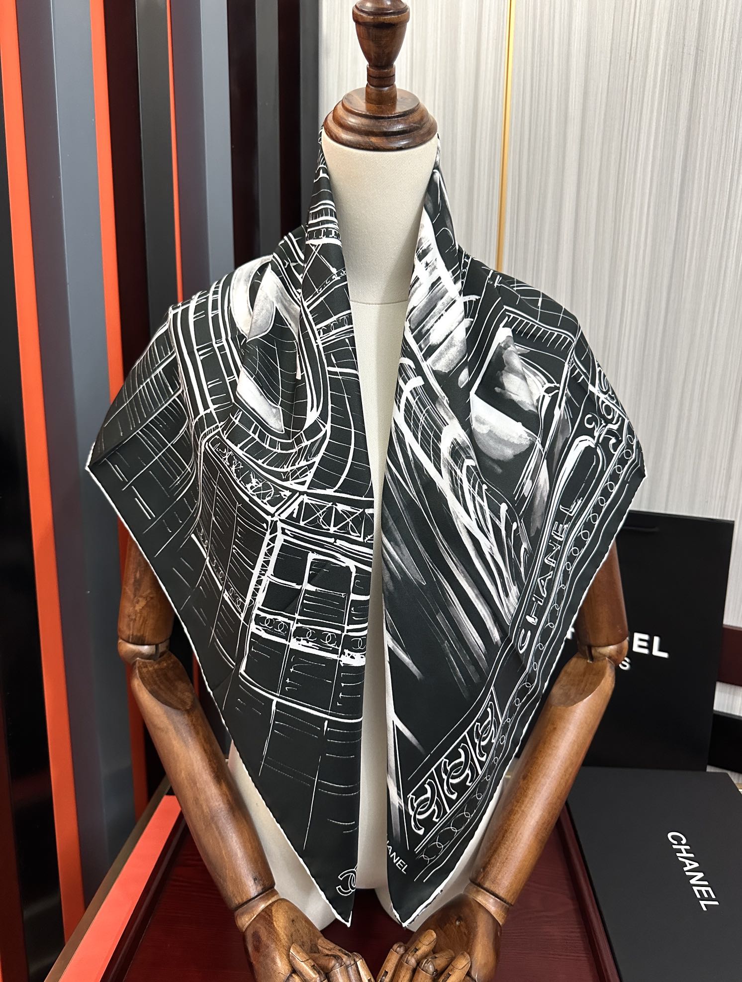 。2010新款 香奈 今年的爆款 这款必入丝巾 官网同步 的图案是巴黎大皇宫中被命名为“Gabriell