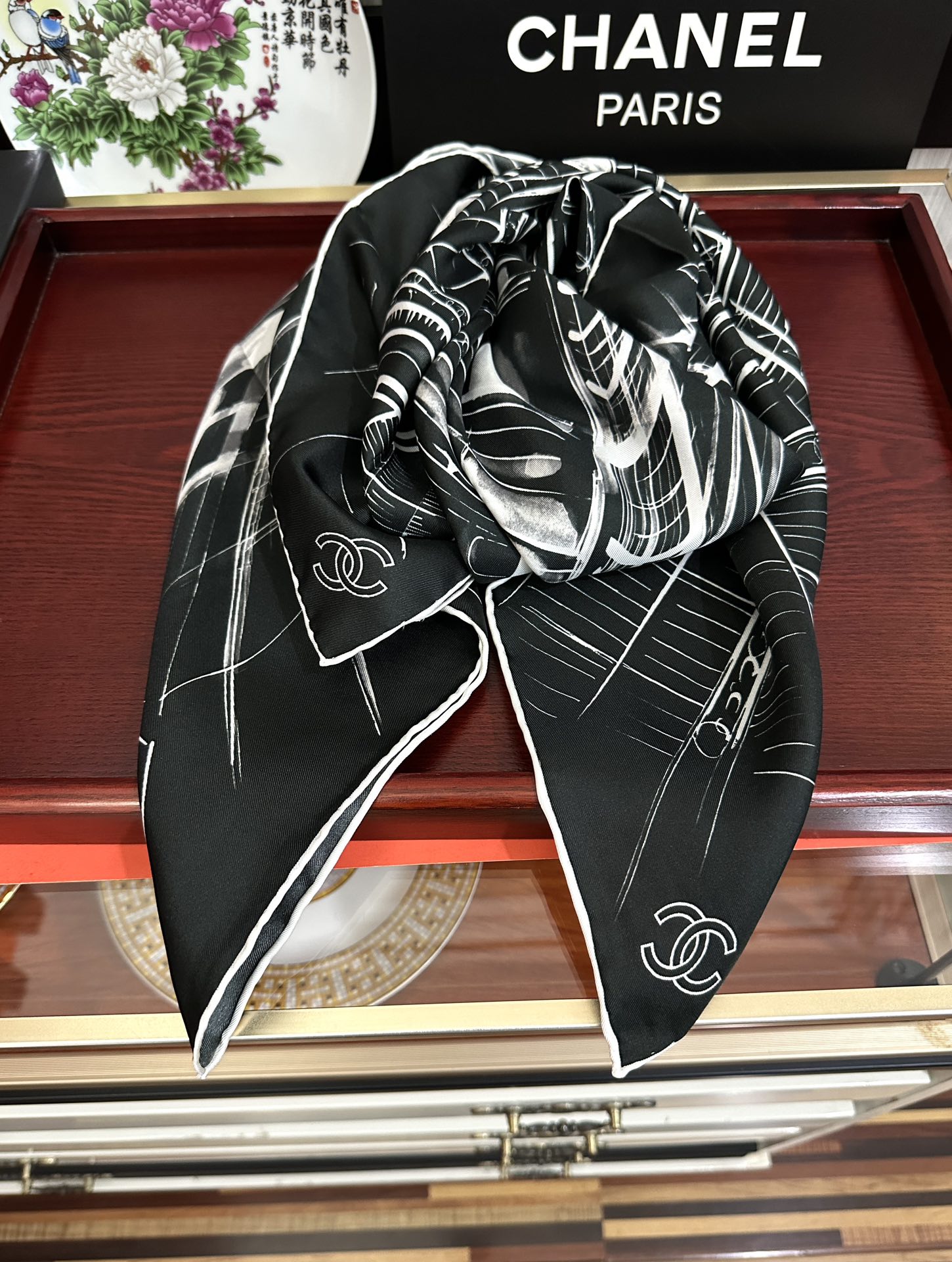 。2010新款 香奈 今年的爆款 这款必入丝巾 官网同步 的图案是巴黎大皇宫中被命名为“Gabriell