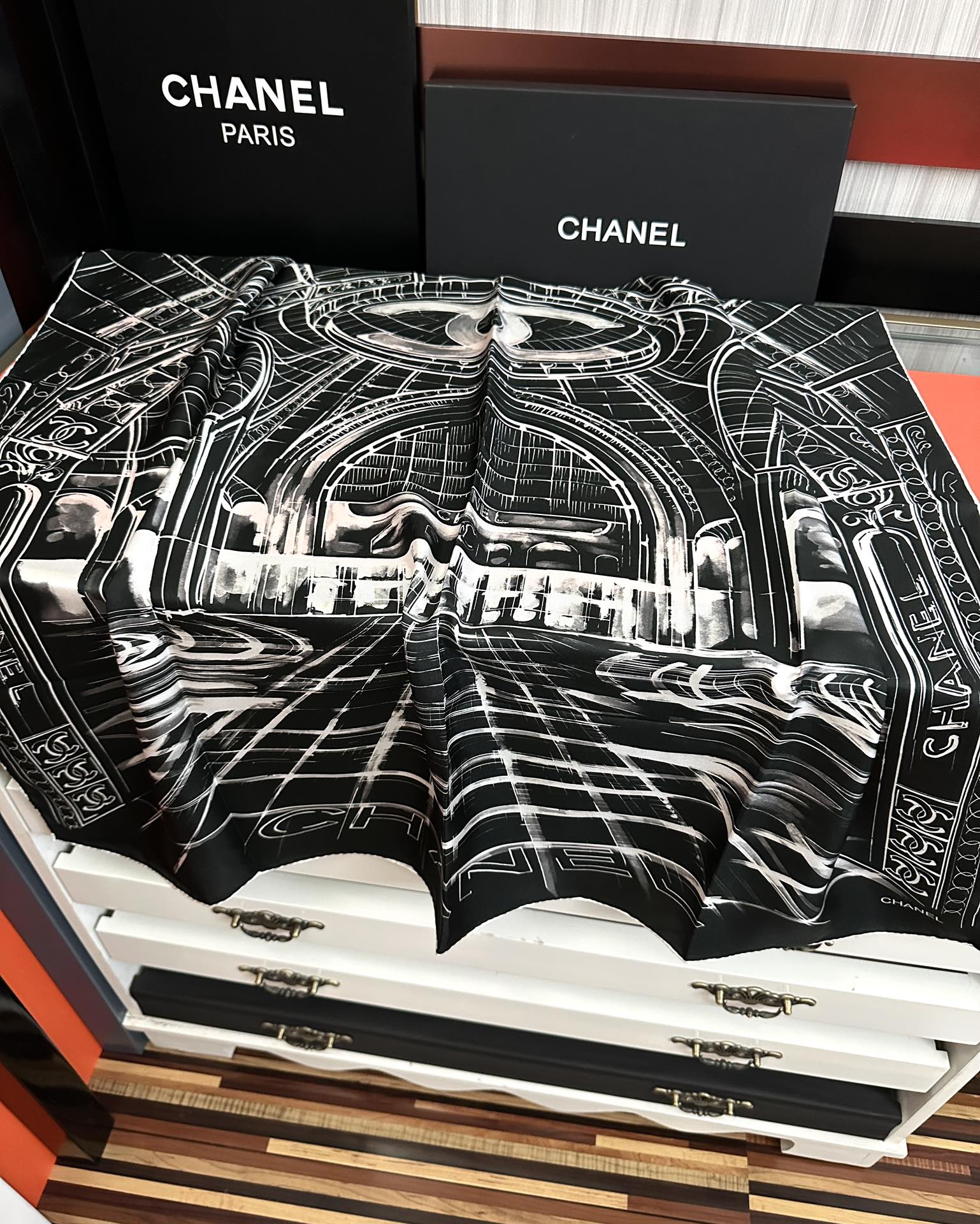 。2010新款 香奈 今年的爆款 这款必入丝巾 官网同步 的图案是巴黎大皇宫中被命名为“Gabriell