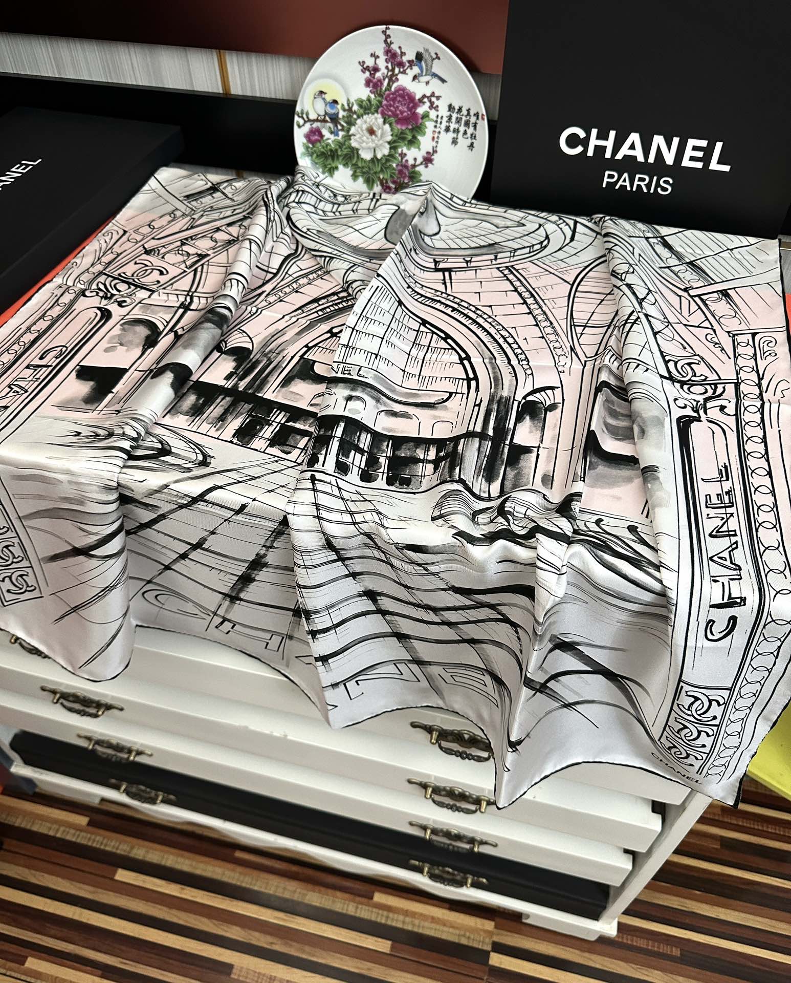 。2010新款 香奈 今年的爆款 这款必入丝巾 官网同步 的图案是巴黎大皇宫中被命名为“Gabriell