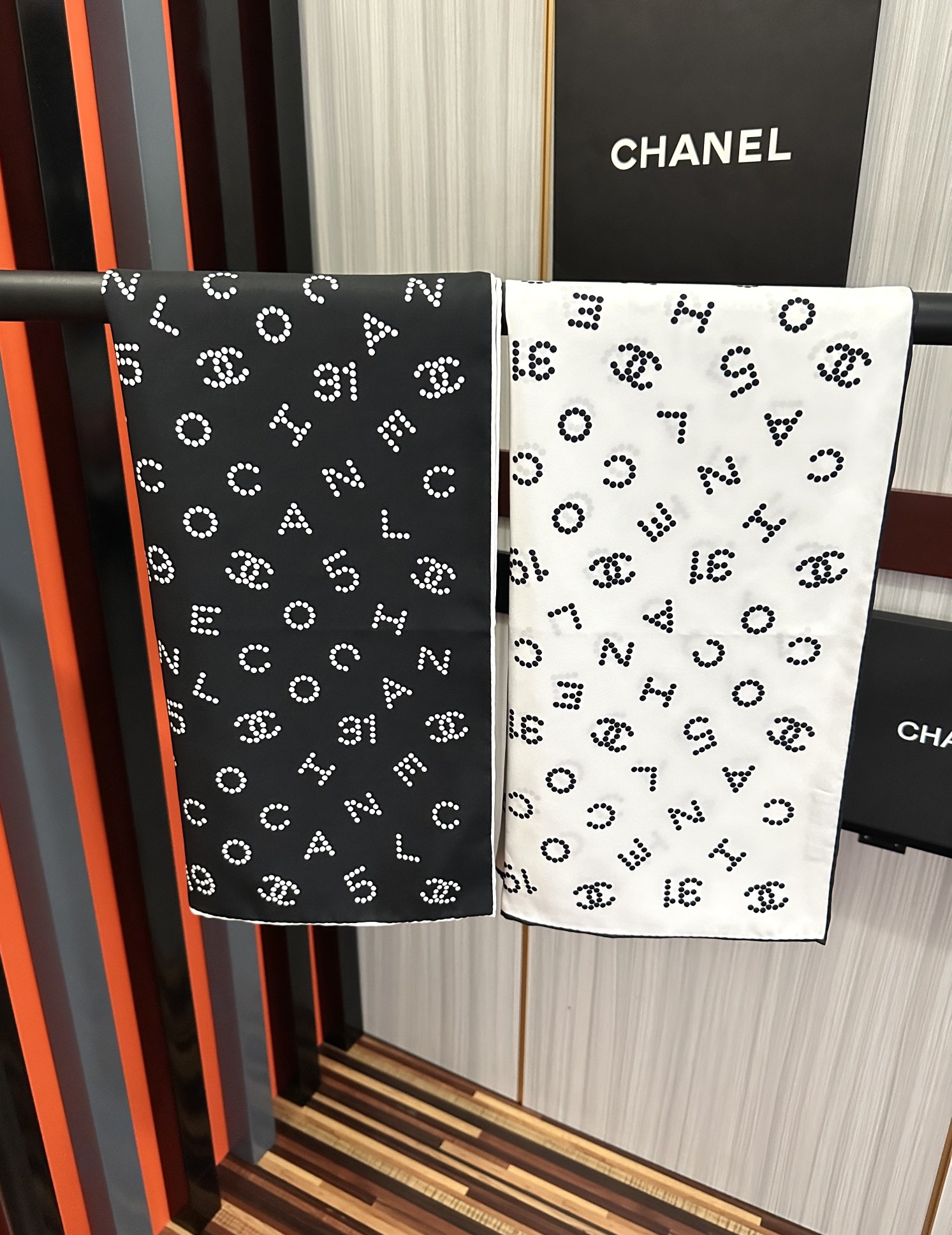 。 2010香奈儿 官网同步【双面同色 18姆米】 高版本👍香奶奶永远都是比较经典[發]一条印有字母Lo