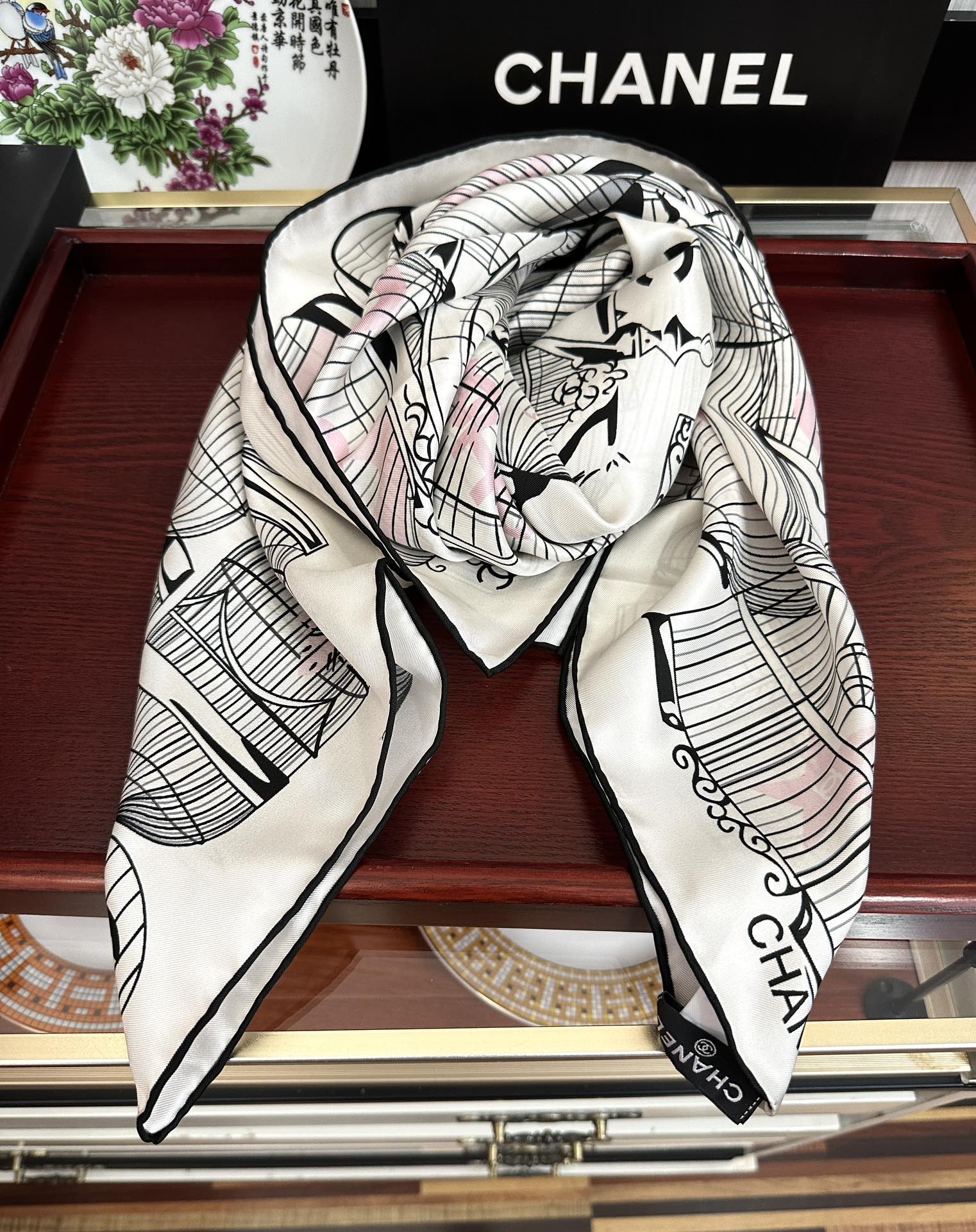 。2010最新款 香奈儿 顶级设计师 又一新款出货了[庆祝]靓女们必备款[色]太美了[玫瑰]上身效果非常