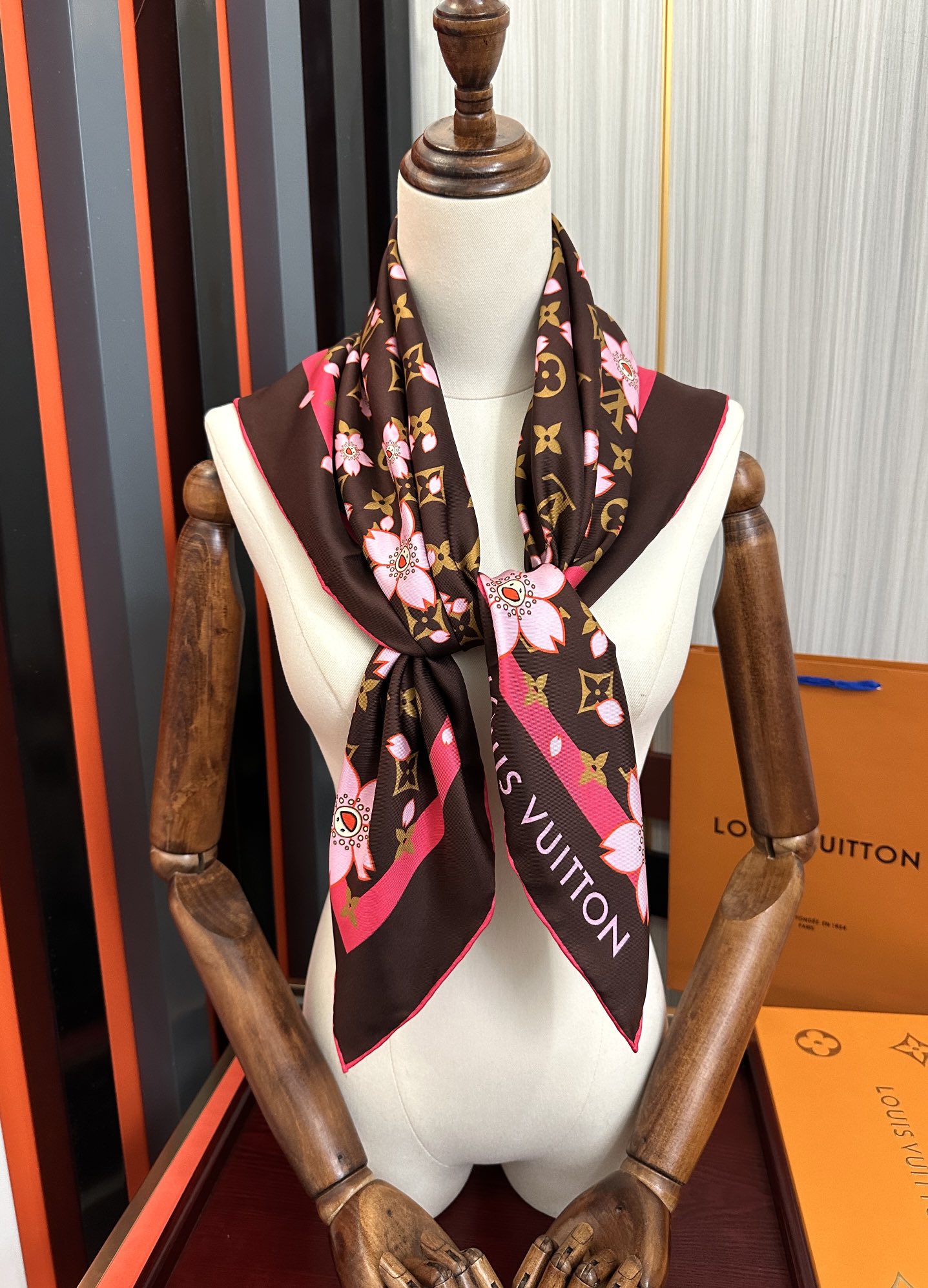 。高版本 LV官网同步【双面同色】太阳🌞花朵系列 太美了[庆祝]“L家”90典藏方巾通过别致的经典色彩向