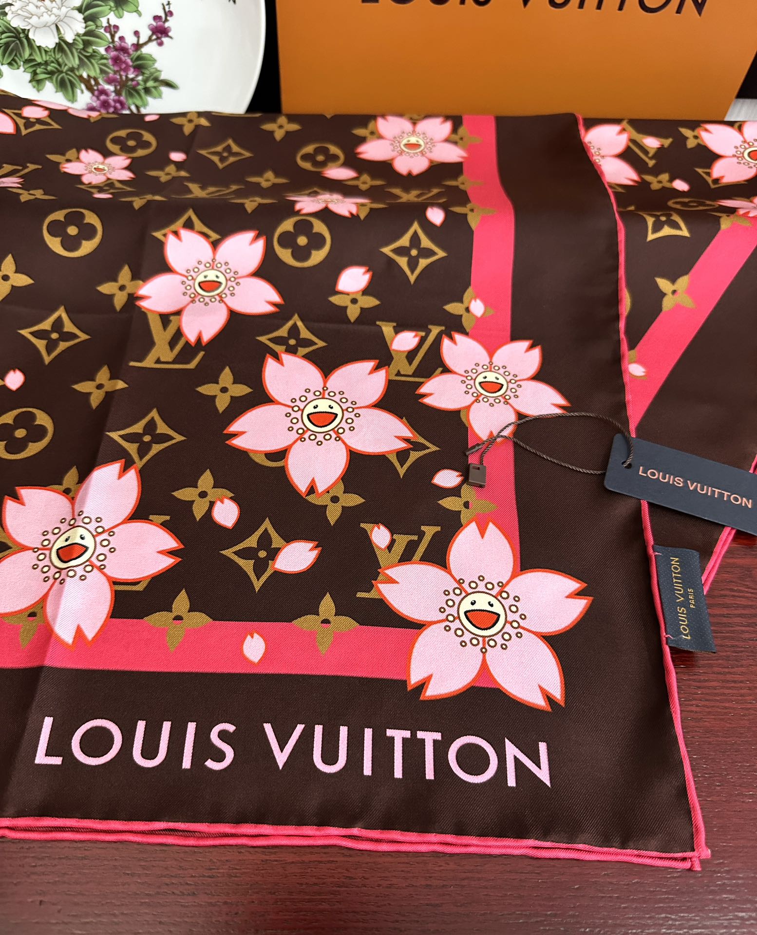 。高版本 LV官网同步【双面同色】太阳🌞花朵系列 太美了[庆祝]“L家”90典藏方巾通过别致的经典色彩向