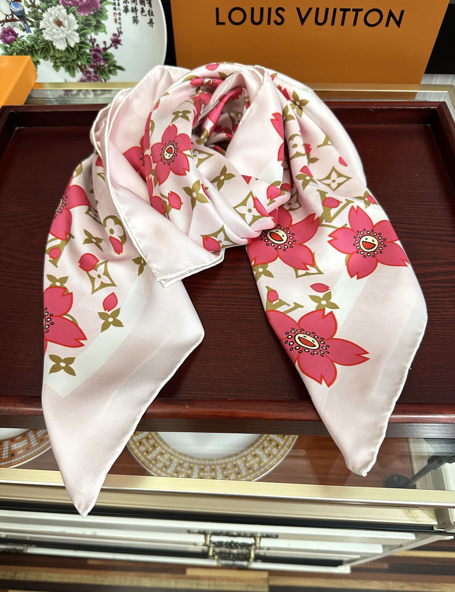 。高版本 LV官网同步【双面同色】太阳🌞花朵系列 太美了[庆祝]“L家”90典藏方巾通过别致的经典色彩向