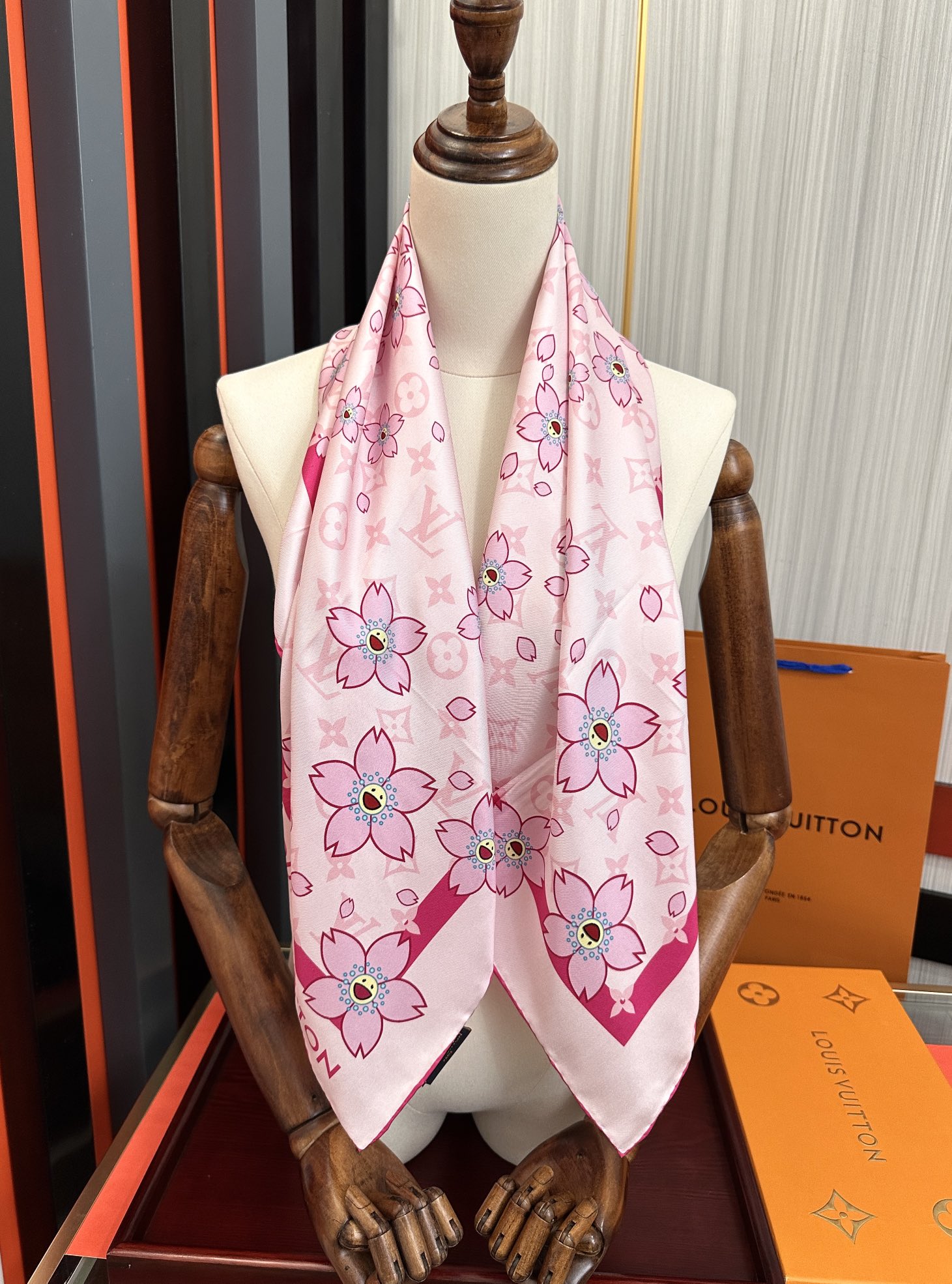 。高版本 LV官网同步【双面同色】太阳🌞花朵系列 太美了[庆祝]“L家”90典藏方巾通过别致的经典色彩向