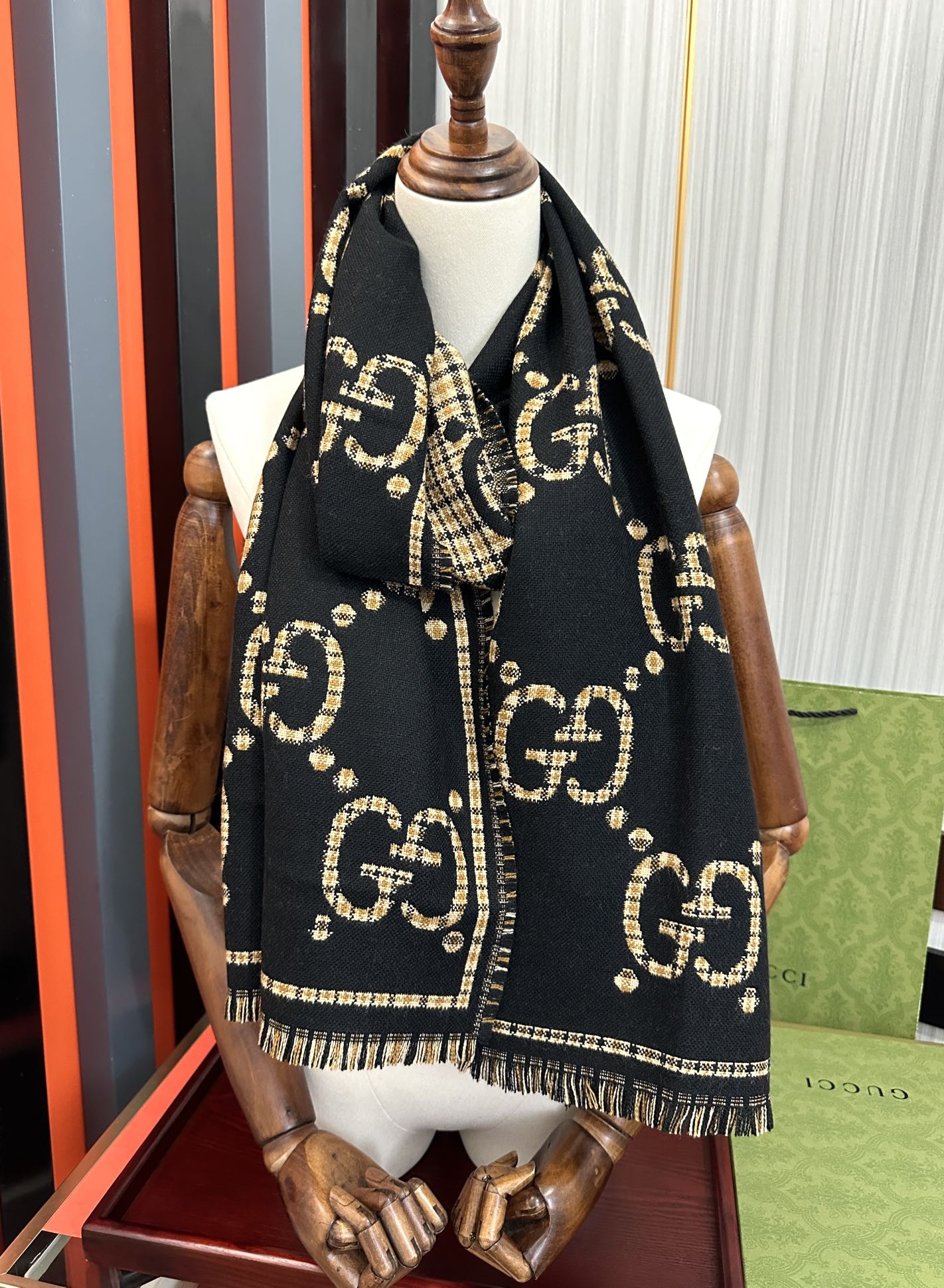 。【高品质】古驰 格纹大G羊毛围巾🧣又是一个秋冬王炸单品[礼物]经典GG图案是品牌在30年代开始使用的标