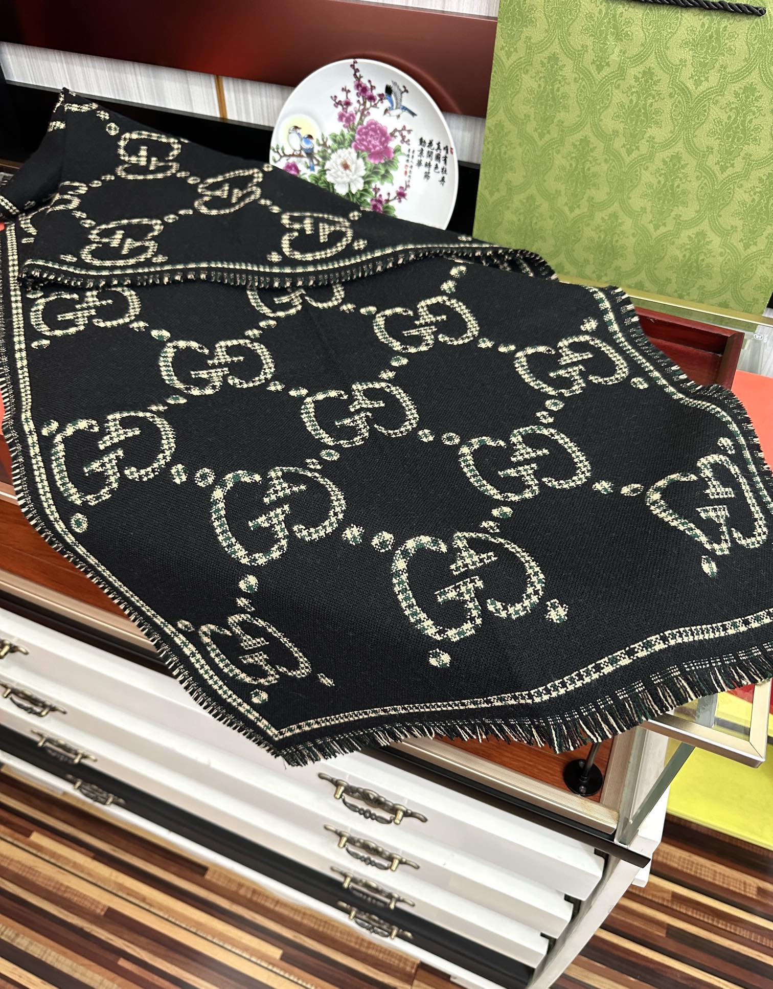 。【高品质】古驰 格纹大G羊毛围巾🧣又是一个秋冬王炸单品[礼物]经典GG图案是品牌在30年代开始使用的标
