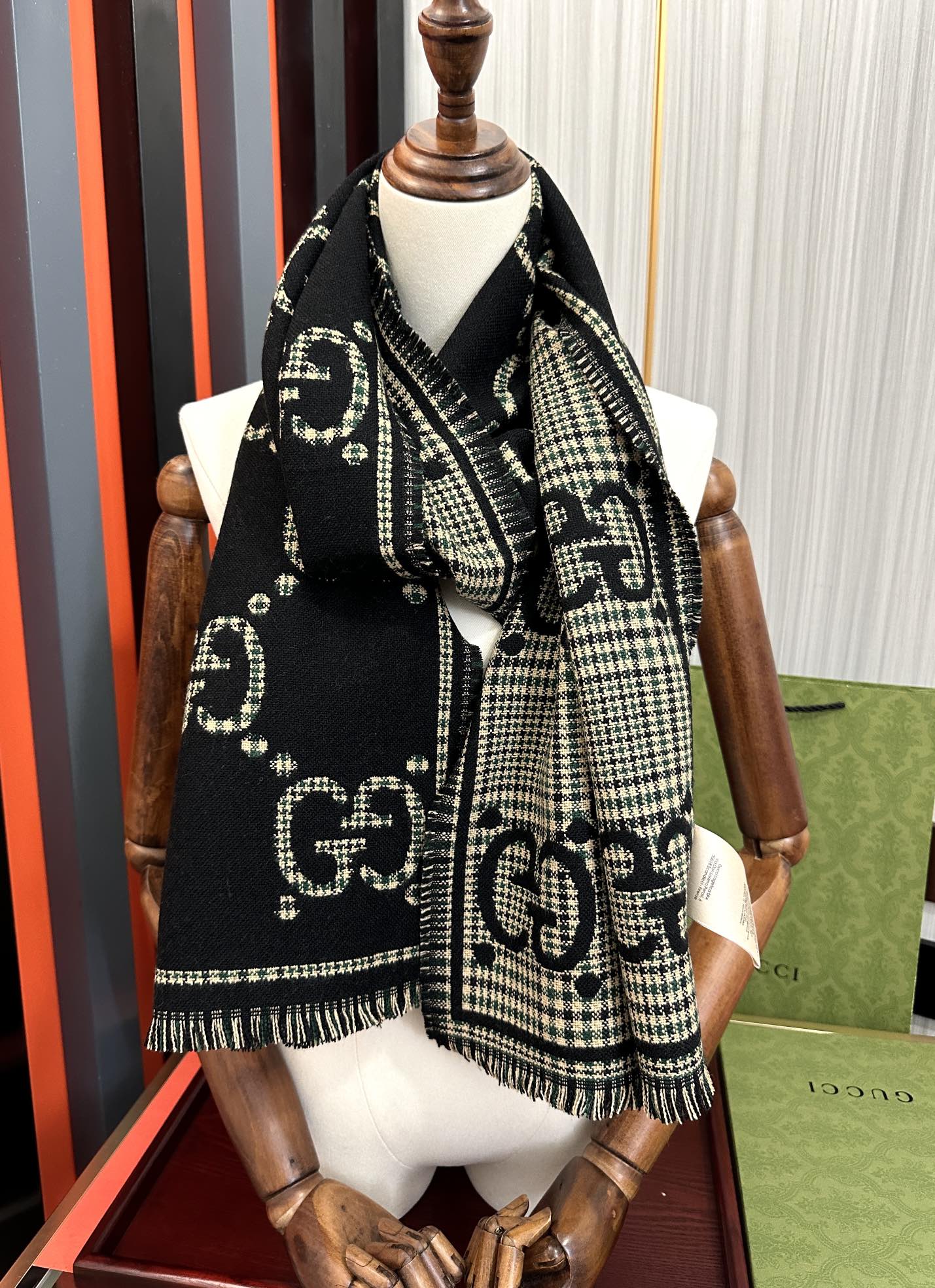 。【高品质】古驰 格纹大G羊毛围巾🧣又是一个秋冬王炸单品[礼物]经典GG图案是品牌在30年代开始使用的标