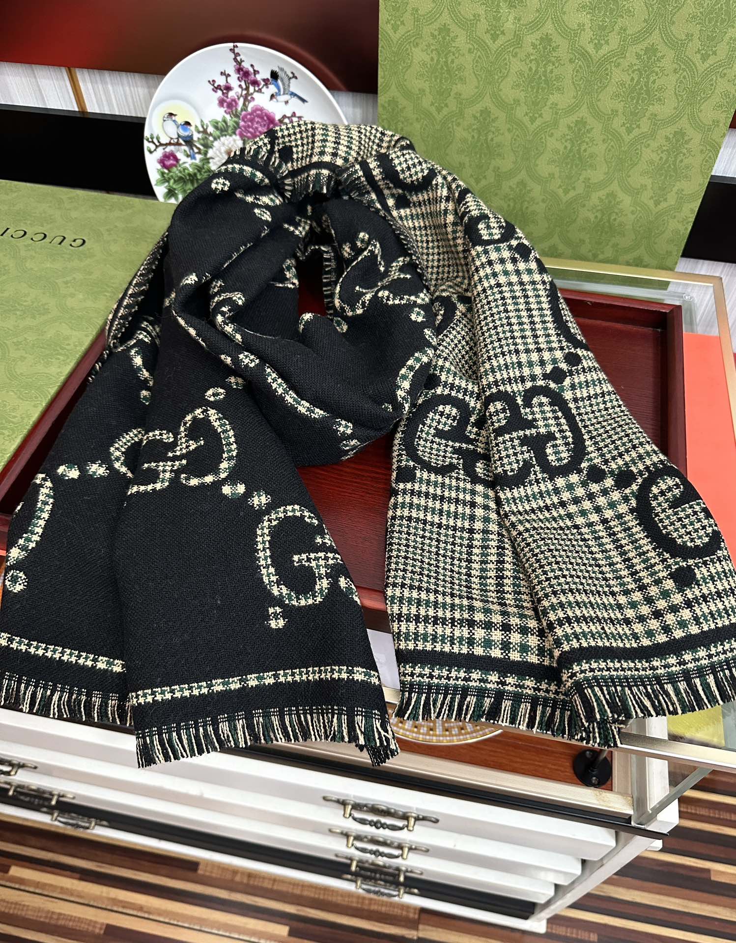 。【高品质】古驰 格纹大G羊毛围巾🧣又是一个秋冬王炸单品[礼物]经典GG图案是品牌在30年代开始使用的标