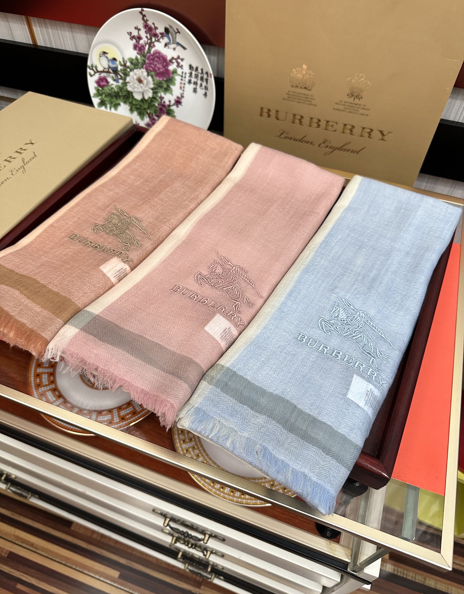 上新。2010 巴宝莉👍重磅推荐🎀太美了👓火爆N年的格子，人人都喜欢💕时潮人都有好几条巴家围巾放在衣橱，