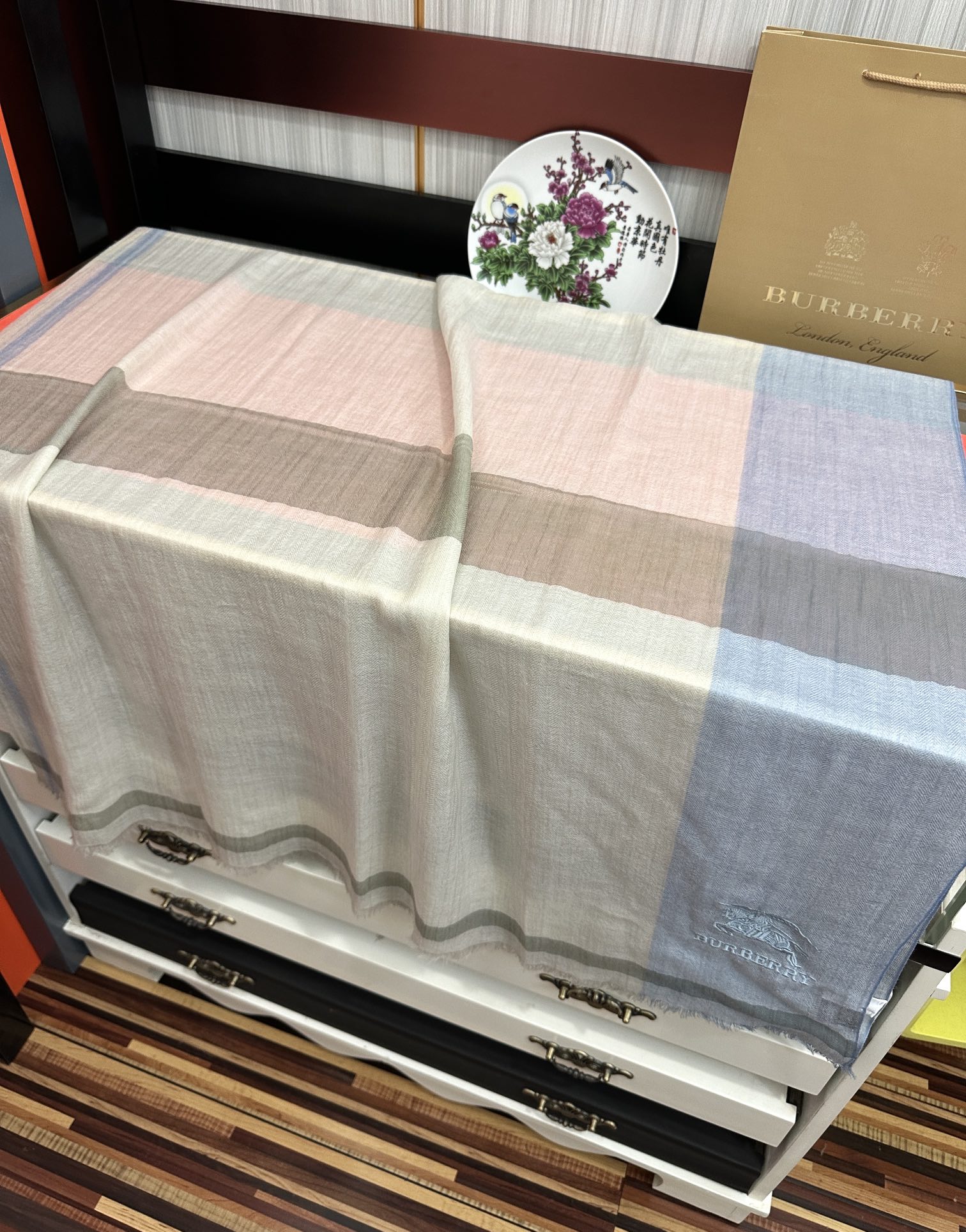 上新。2010 巴宝莉👍重磅推荐🎀太美了👓火爆N年的格子，人人都喜欢💕时潮人都有好几条巴家围巾放在衣橱，