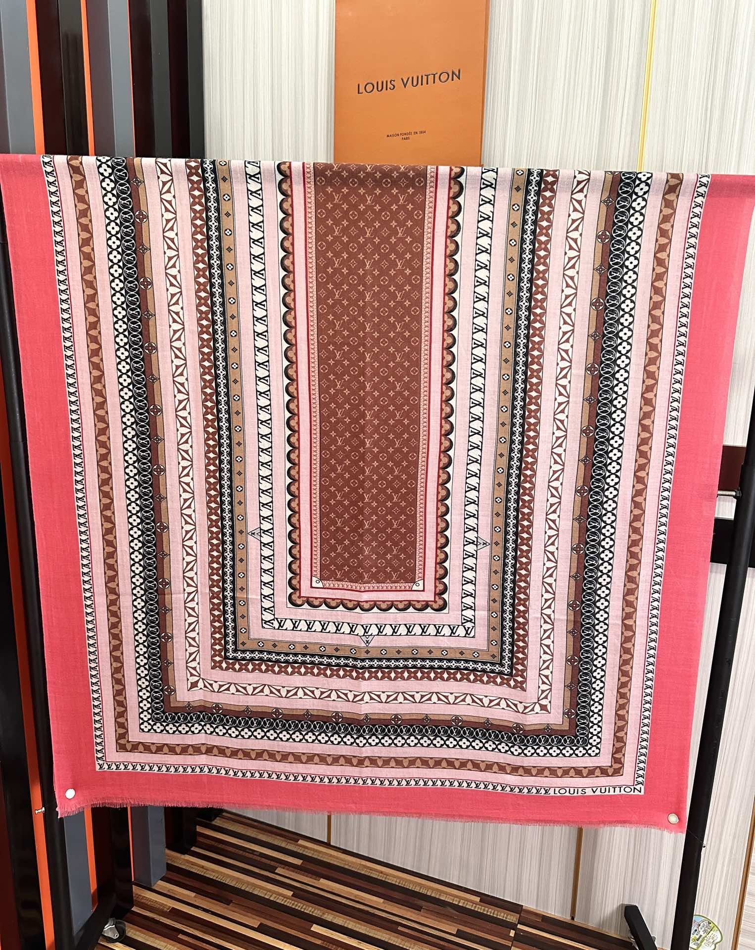 上新LV家2025最新款‼️顶级设计太美了，真心赞👍【双面300支戒指绒长巾】😘💍实物真心美 🎀披肩配以