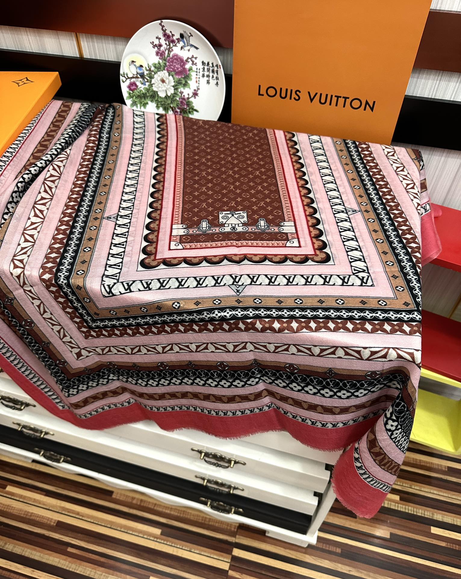 上新LV家2025最新款‼️顶级设计太美了，真心赞👍【双面300支戒指绒长巾】😘💍实物真心美 🎀披肩配以