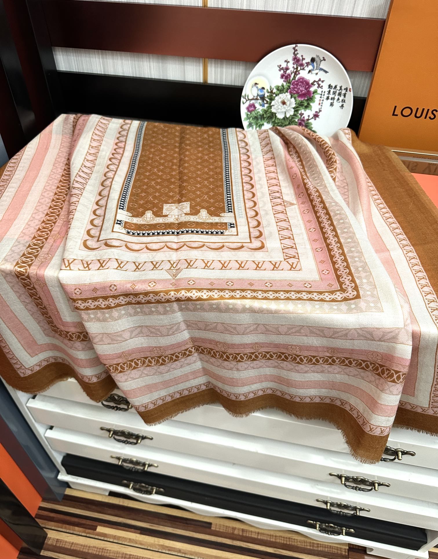 上新LV家2025最新款‼️顶级设计太美了，真心赞👍【双面300支戒指绒长巾】😘💍实物真心美 🎀披肩配以