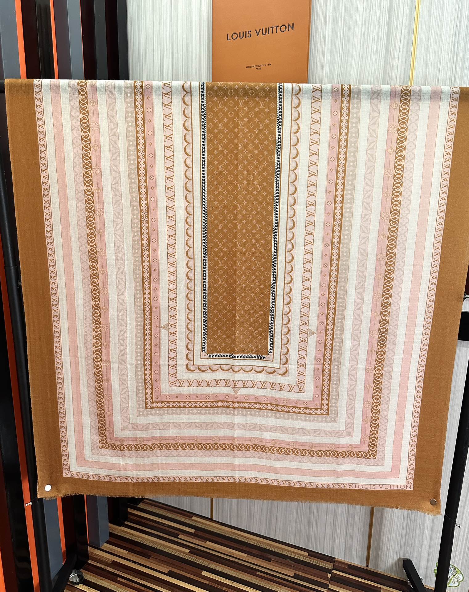 上新LV家2025最新款‼️顶级设计太美了，真心赞👍【双面300支戒指绒长巾】😘💍实物真心美 🎀披肩配以