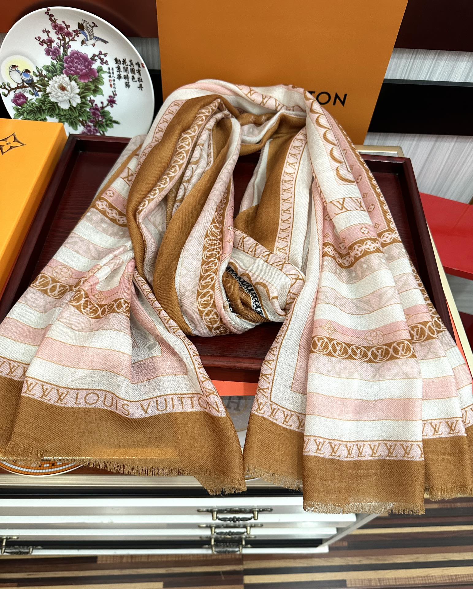 上新LV家2025最新款‼️顶级设计太美了，真心赞👍【双面300支戒指绒长巾】😘💍实物真心美 🎀披肩配以