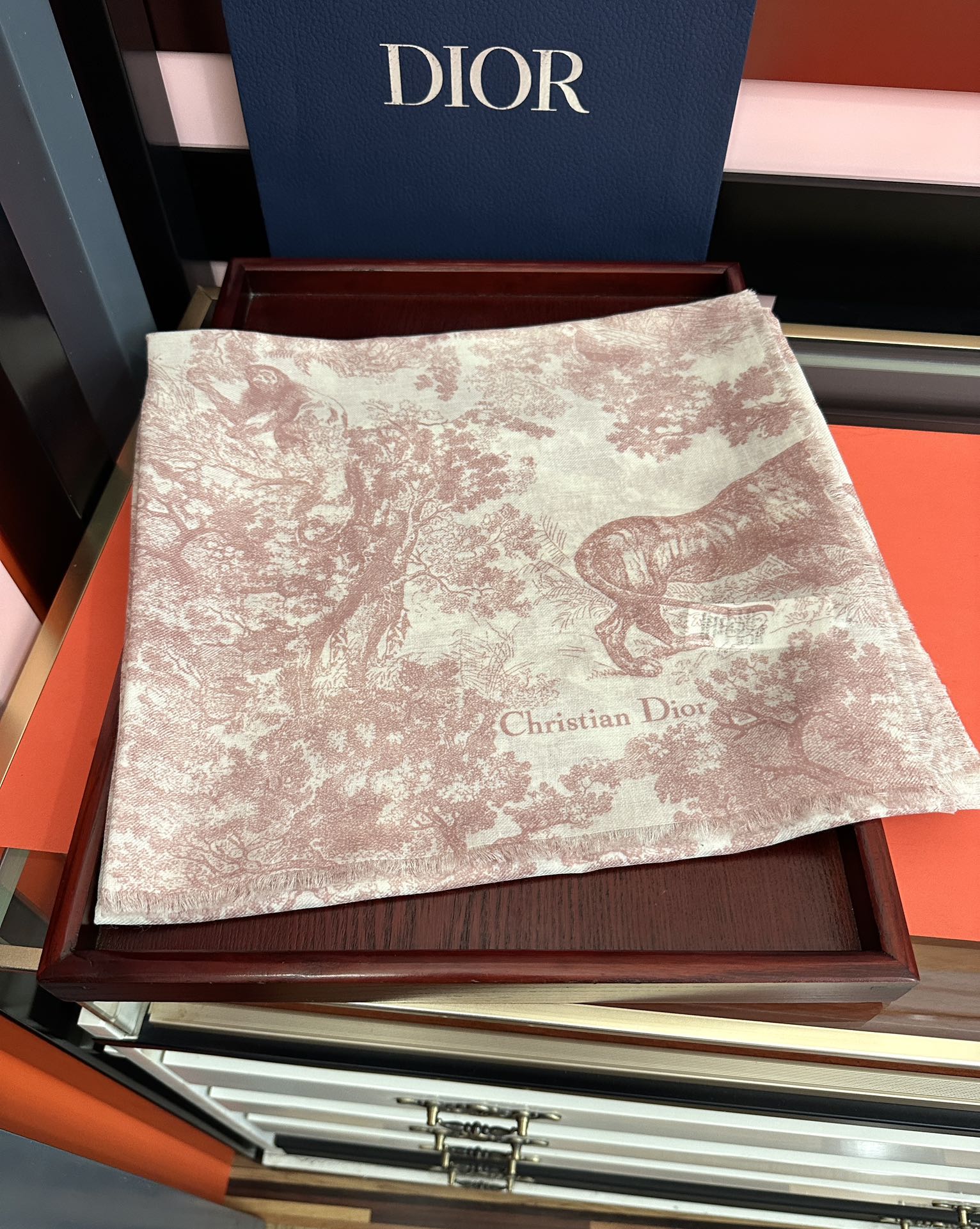 迪奥。2010最新款伊如动物丛林丝羊绒围巾长款披肩[嘴唇]太有品味了质感有腔调[强]D招牌的动物元素高端