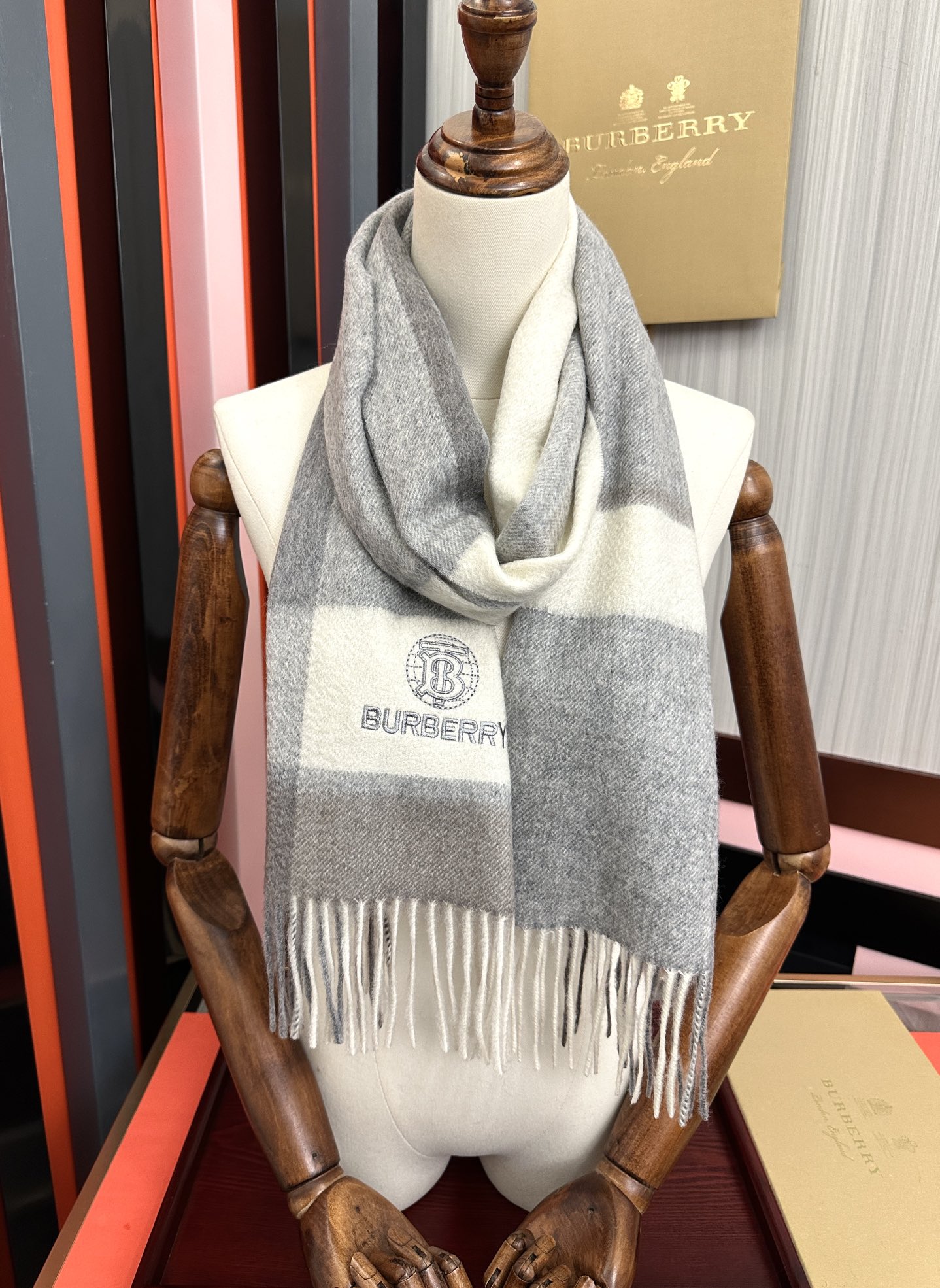 。85%山羊绒 2025巴宝莉采用内蒙古顶级山羊绒，最新款男女通用情侣款👫重磅推荐💥 经典的格子，永不过