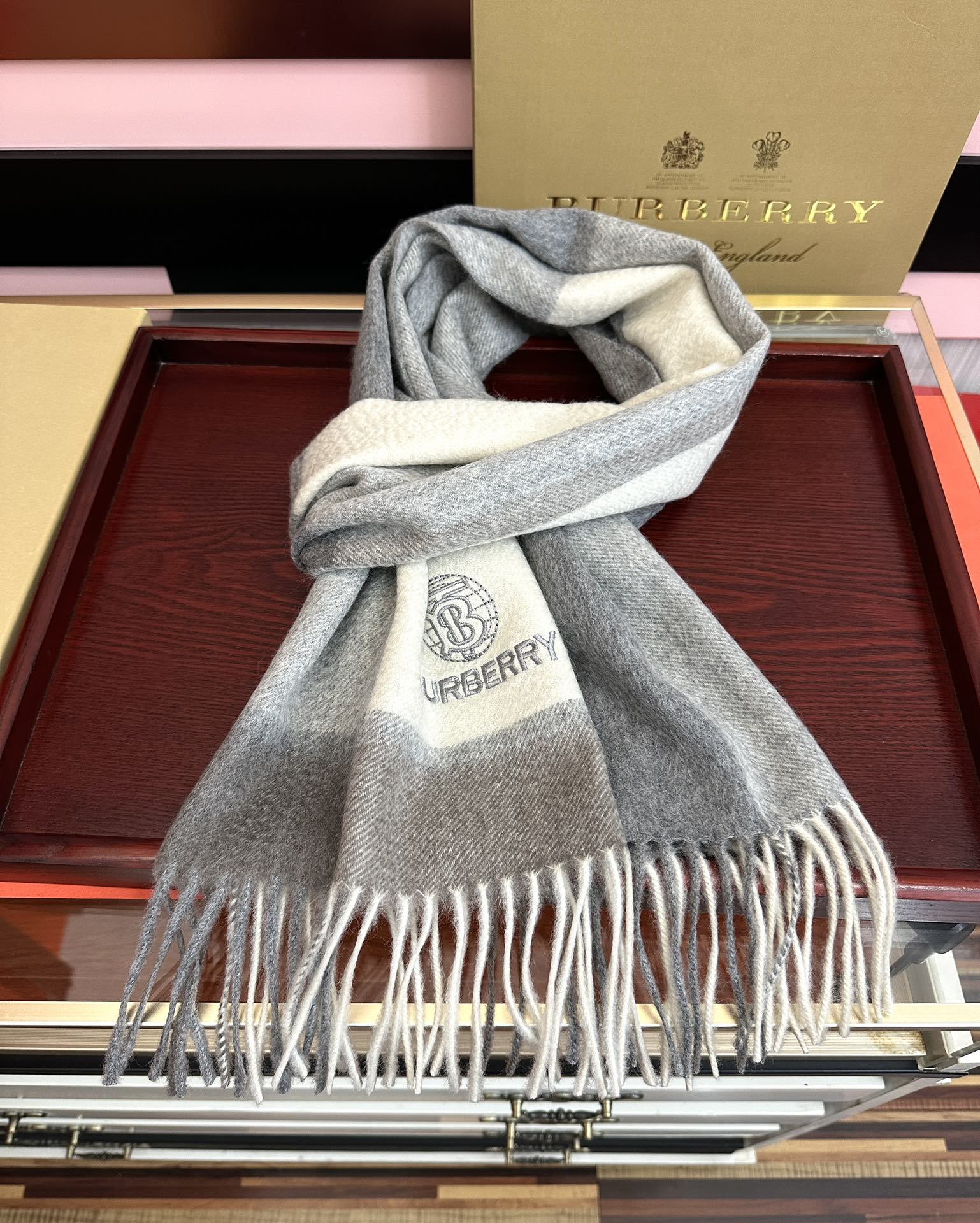 。85%山羊绒 2025巴宝莉采用内蒙古顶级山羊绒，最新款男女通用情侣款👫重磅推荐💥 经典的格子，永不过