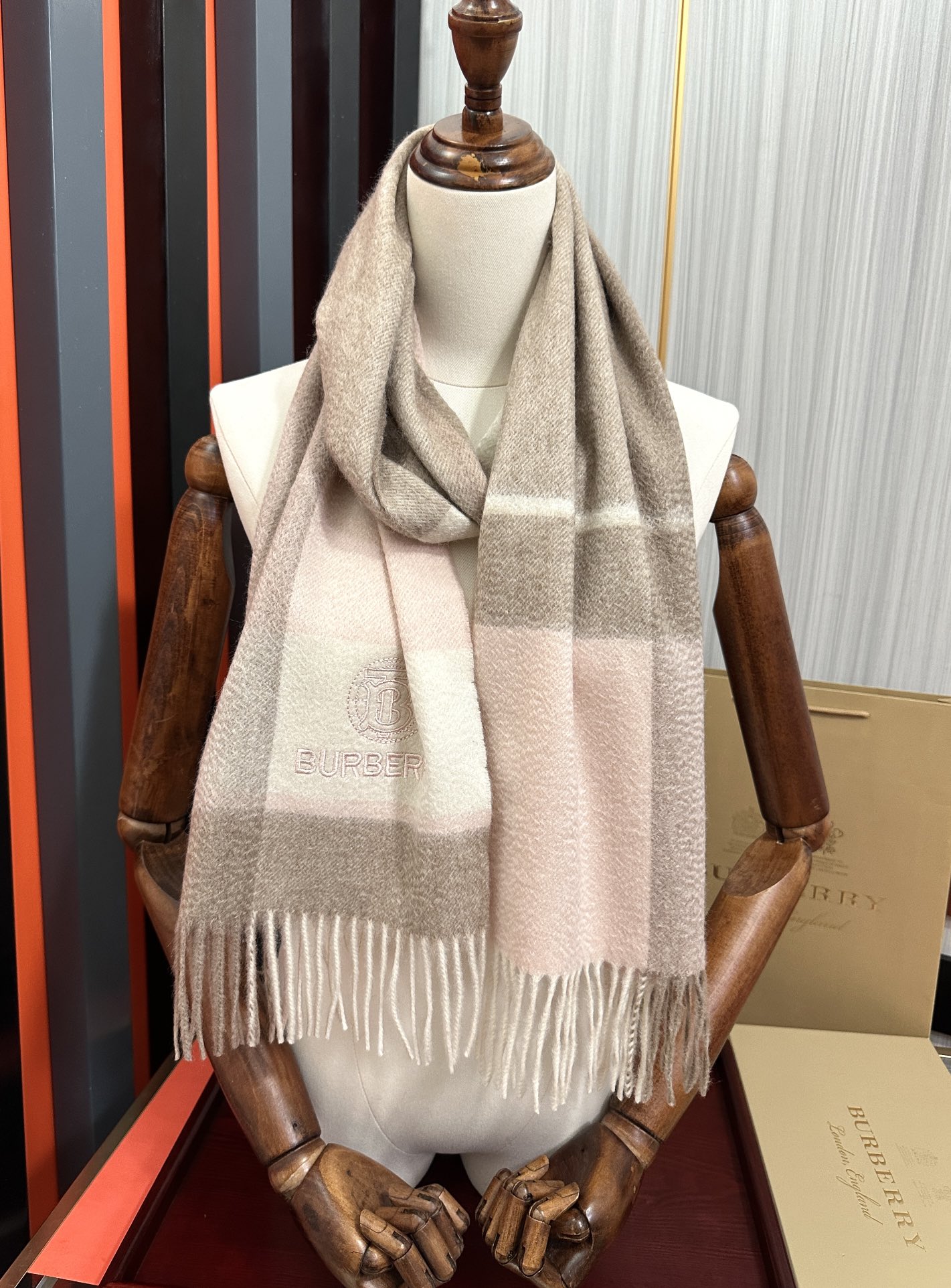 。85%山羊绒 2025巴宝莉采用内蒙古顶级山羊绒，最新款男女通用情侣款👫重磅推荐💥 经典的格子，永不过