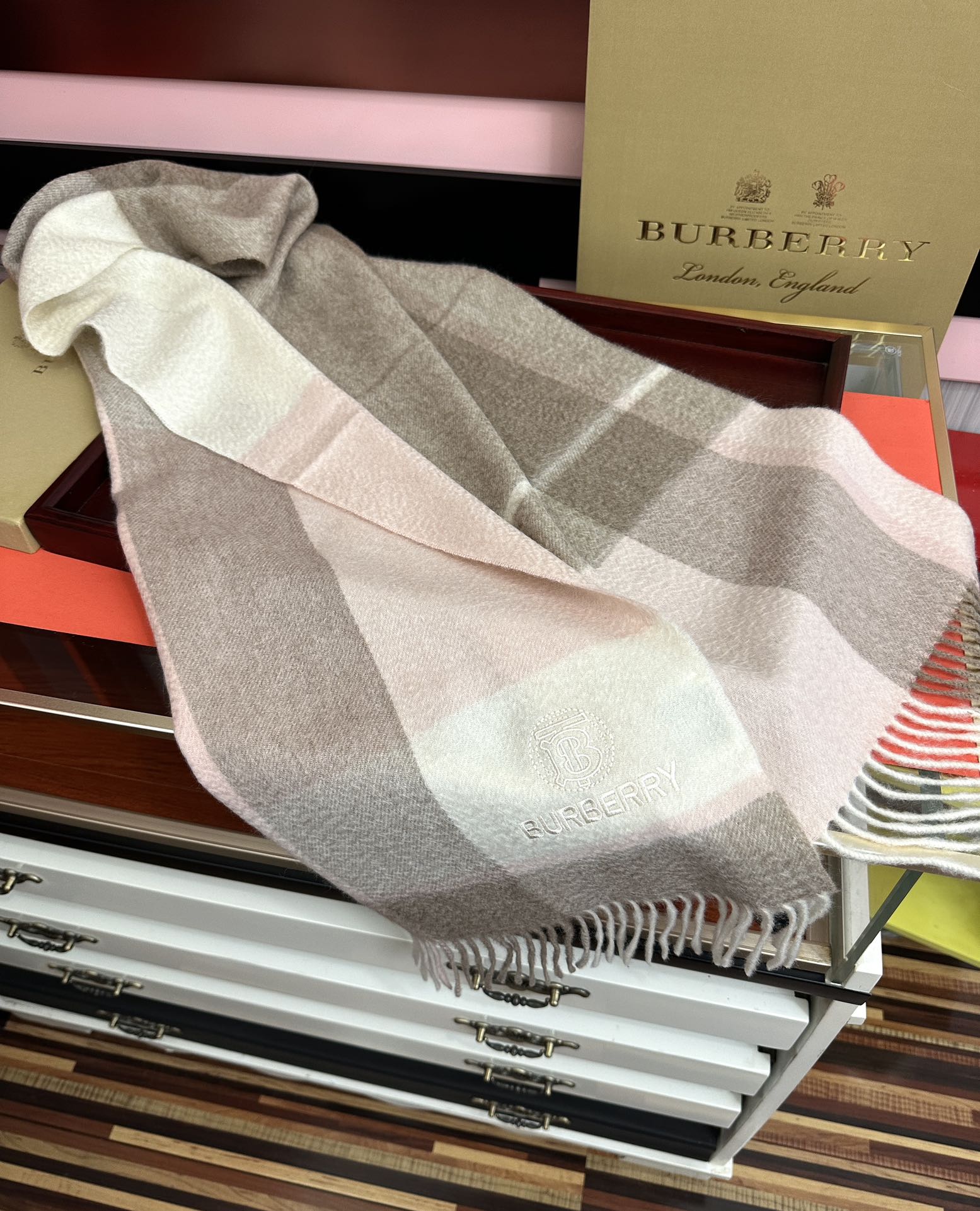 。85%山羊绒 2025巴宝莉采用内蒙古顶级山羊绒，最新款男女通用情侣款👫重磅推荐💥 经典的格子，永不过