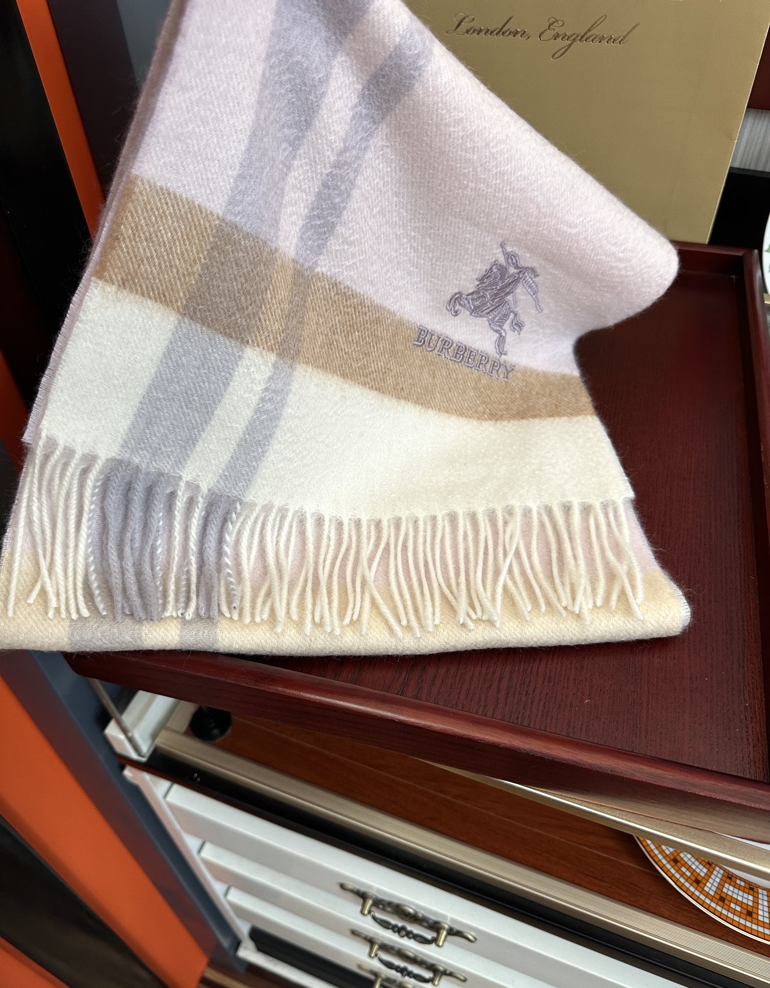 。85%山羊绒 2025 巴宝莉采用内蒙古顶级山羊绒，最新款男女通用情侣款👫重磅推荐💥 经典的格子，永不