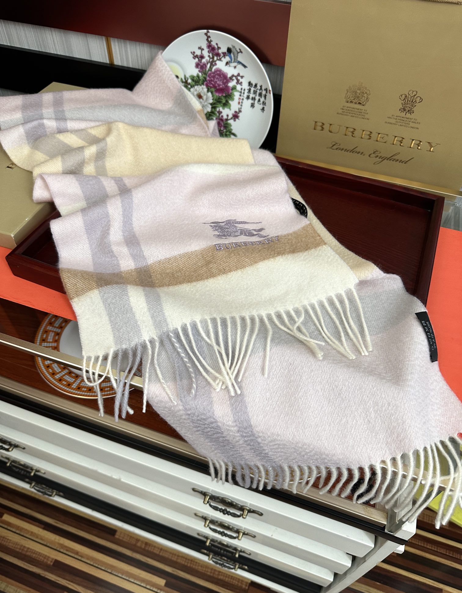 。85%山羊绒 2025 巴宝莉采用内蒙古顶级山羊绒，最新款男女通用情侣款👫重磅推荐💥 经典的格子，永不