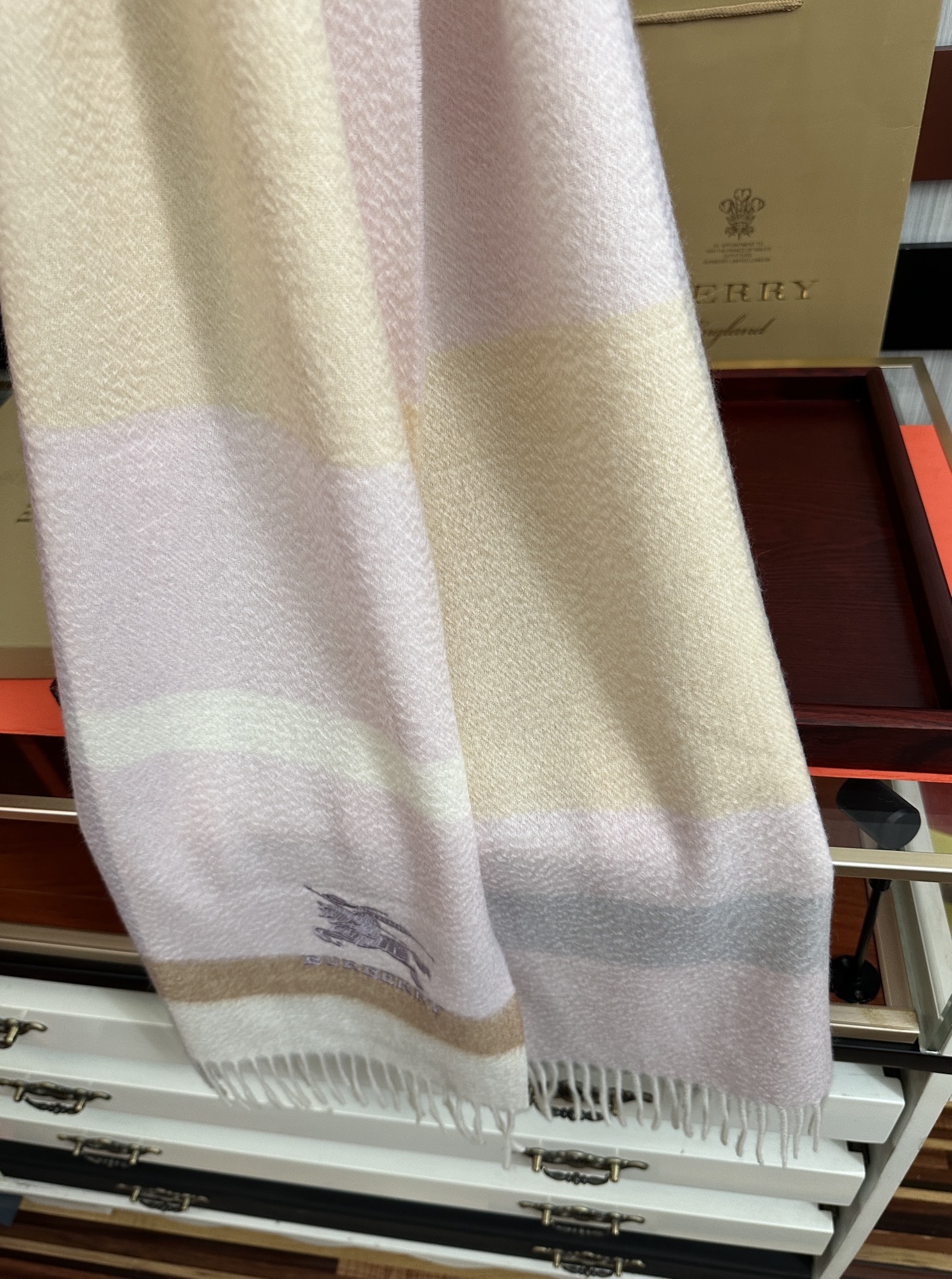 。85%山羊绒 2025 巴宝莉采用内蒙古顶级山羊绒，最新款男女通用情侣款👫重磅推荐💥 经典的格子，永不