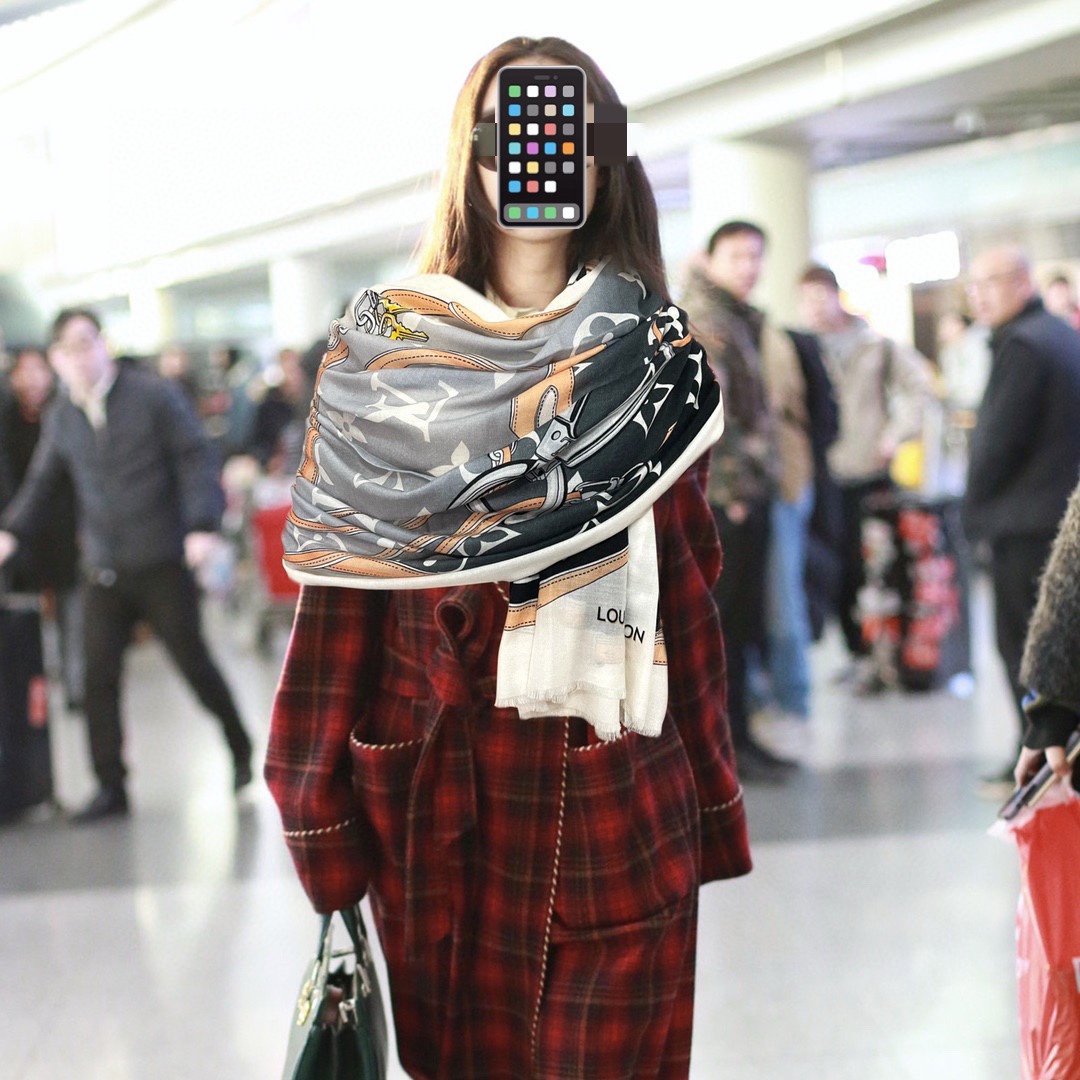 上新L V 2025 最新款‼️顶级设计太美了，真心赞👍【戒指绒长巾】😘💍实物真心美 🎀披肩配以印花💓💃