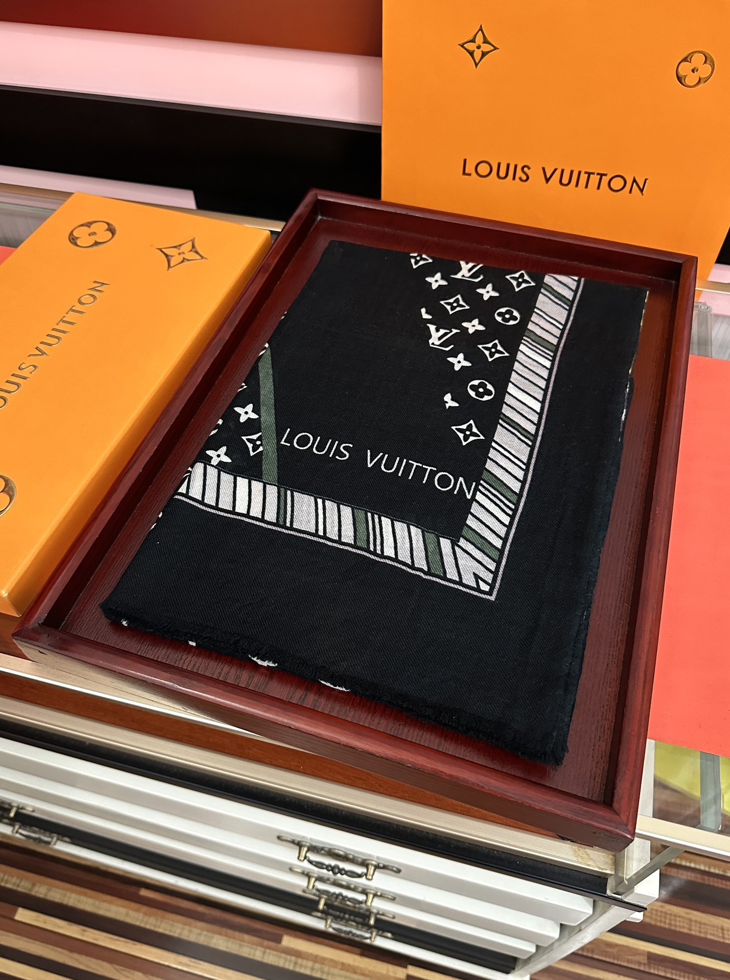 。上新L家2025新款最新款‼️顶级设计太美了，真心赞👍【L戒指绒长巾】😘💍实物真心美 🎀披肩配以印花💓