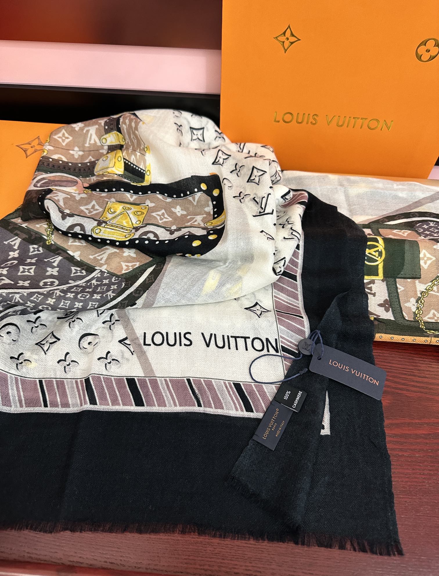 。上新L家2025新款最新款‼️顶级设计太美了，真心赞👍【L戒指绒长巾】😘💍实物真心美 🎀披肩配以印花💓