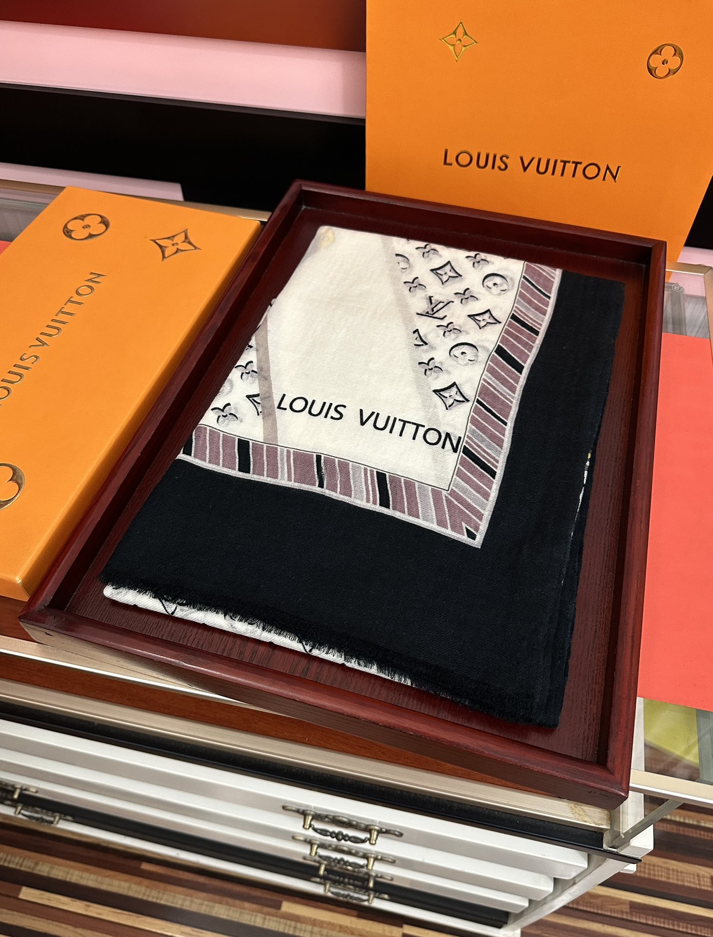 。上新L家2025新款最新款‼️顶级设计太美了，真心赞👍【L戒指绒长巾】😘💍实物真心美 🎀披肩配以印花💓