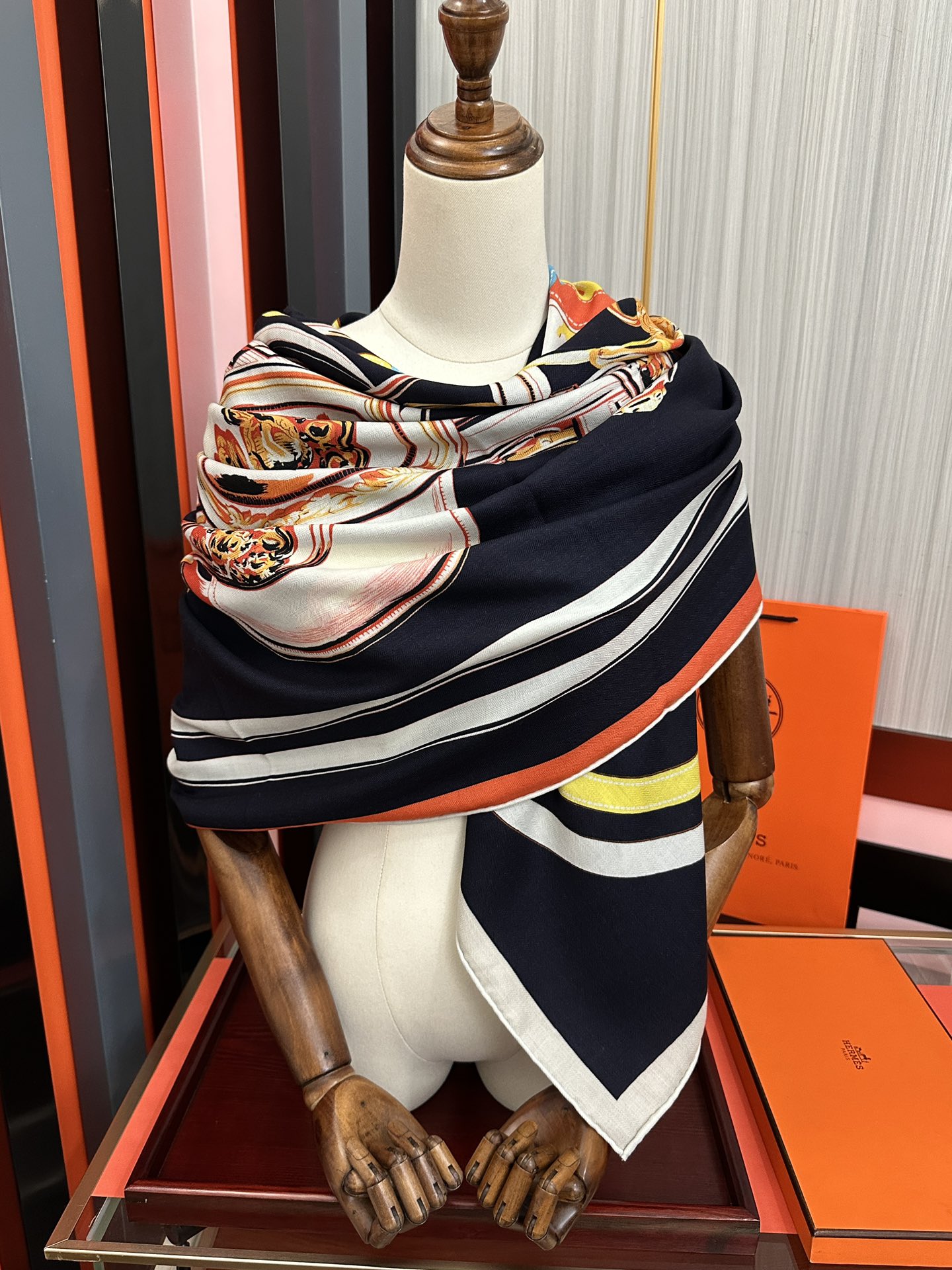 新款。爱马仕 ZG同步秋冬新款[爱心]新一季丝巾采购清单估计各位养马人们已经列好了[太阳]我就不推荐了回